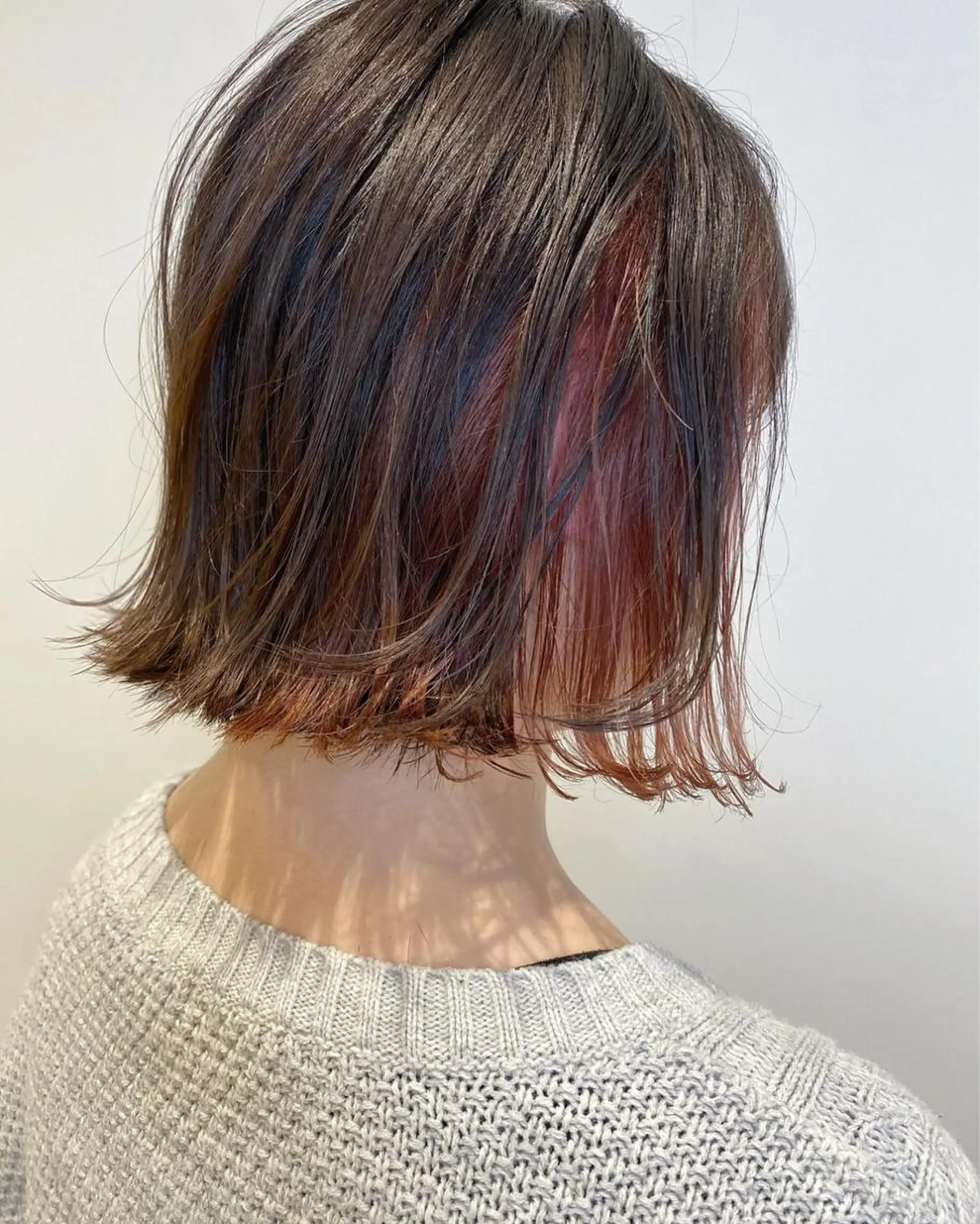 ショート カラー 切りっぱなしボブ カシス インナーカラー レッドカラー ボブ ボブ・レイヤーカット 吉敷航一のヘアスタイル