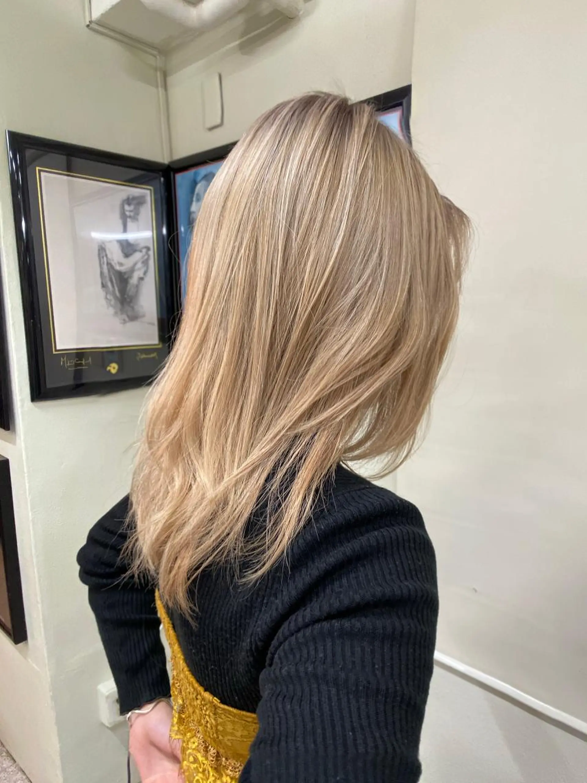 ミディアム カラー ブロンド カット ヘアカラー トリートメント レイヤーウルフ エクステ磯部のヘアスタイル