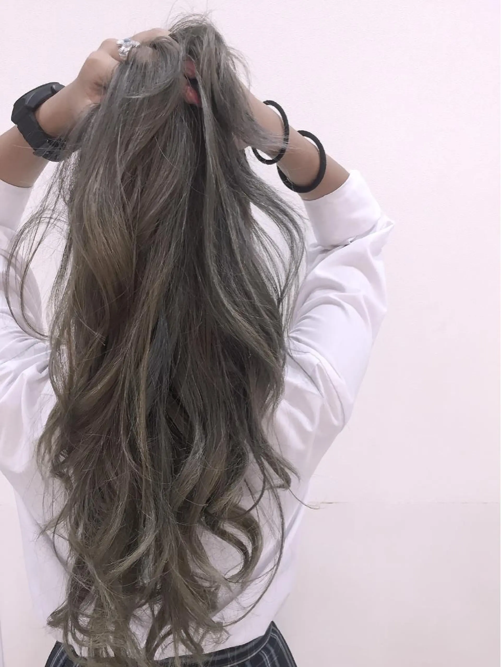 ロング カラー ダブルカラー グレージュ 松本 明日可のヘアスタイル