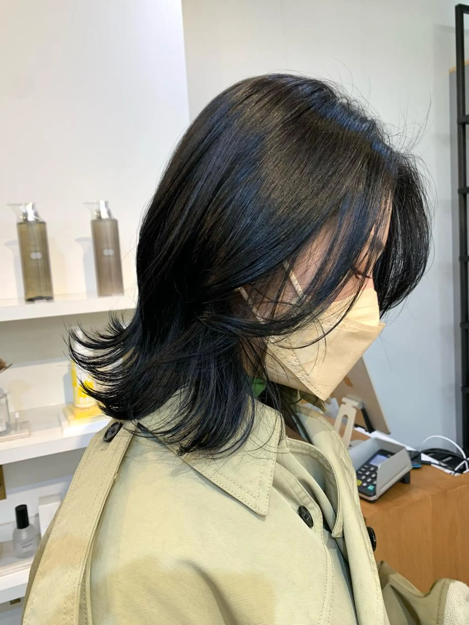 ミディアム カラー パーマ ブルーカラー 透明感カラー ainico.所属・明治神宮前 NANAMIのヘアスタイル