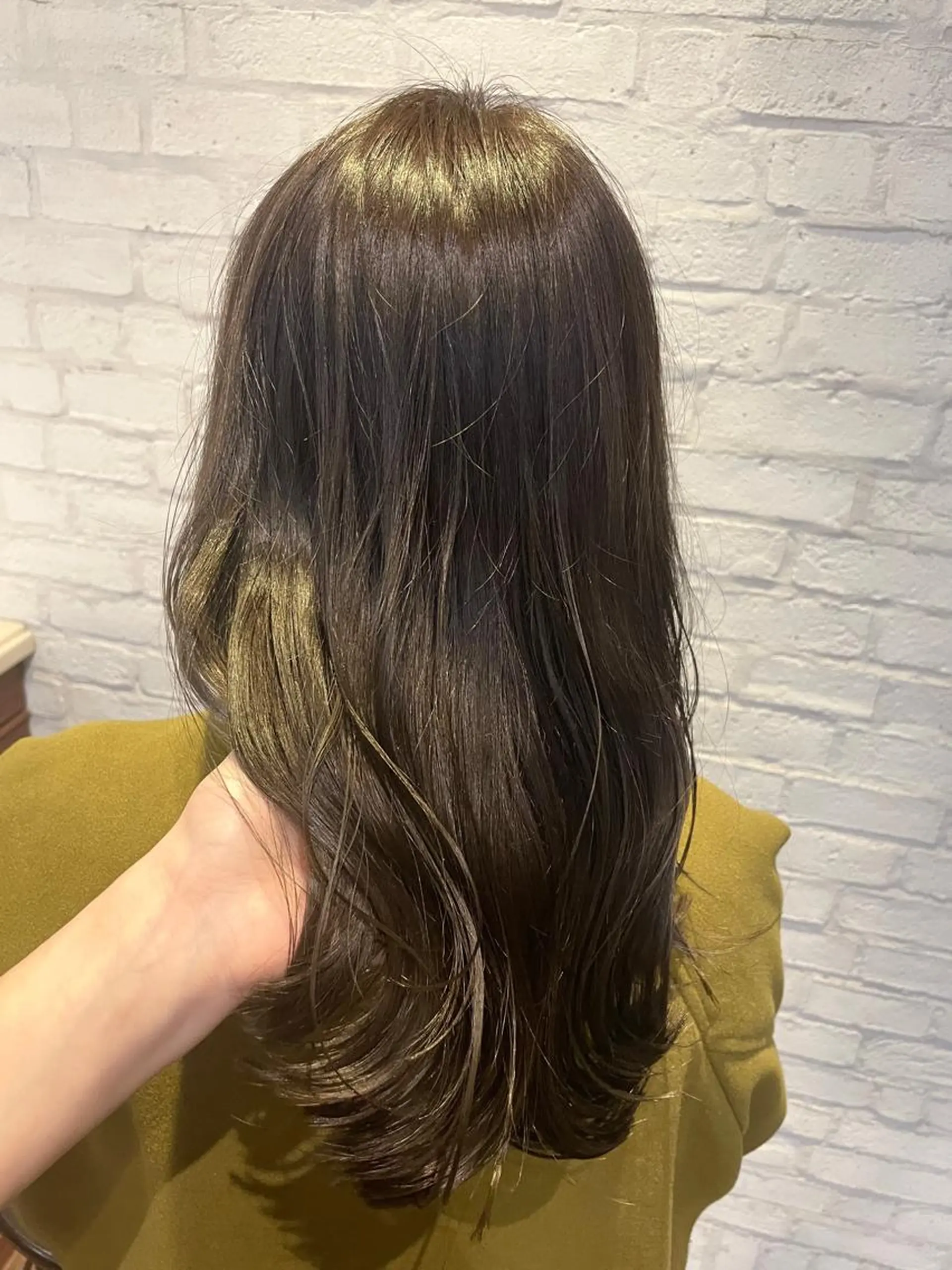 ミディアム カラー ブリーチ 透明感カラー グレージュ ブリーチなしカラー オリーブグレージュ カット ヘアカラー トリートメント BEBE所属・ブリーチなし 透明感カラーKANAのヘアスタイル