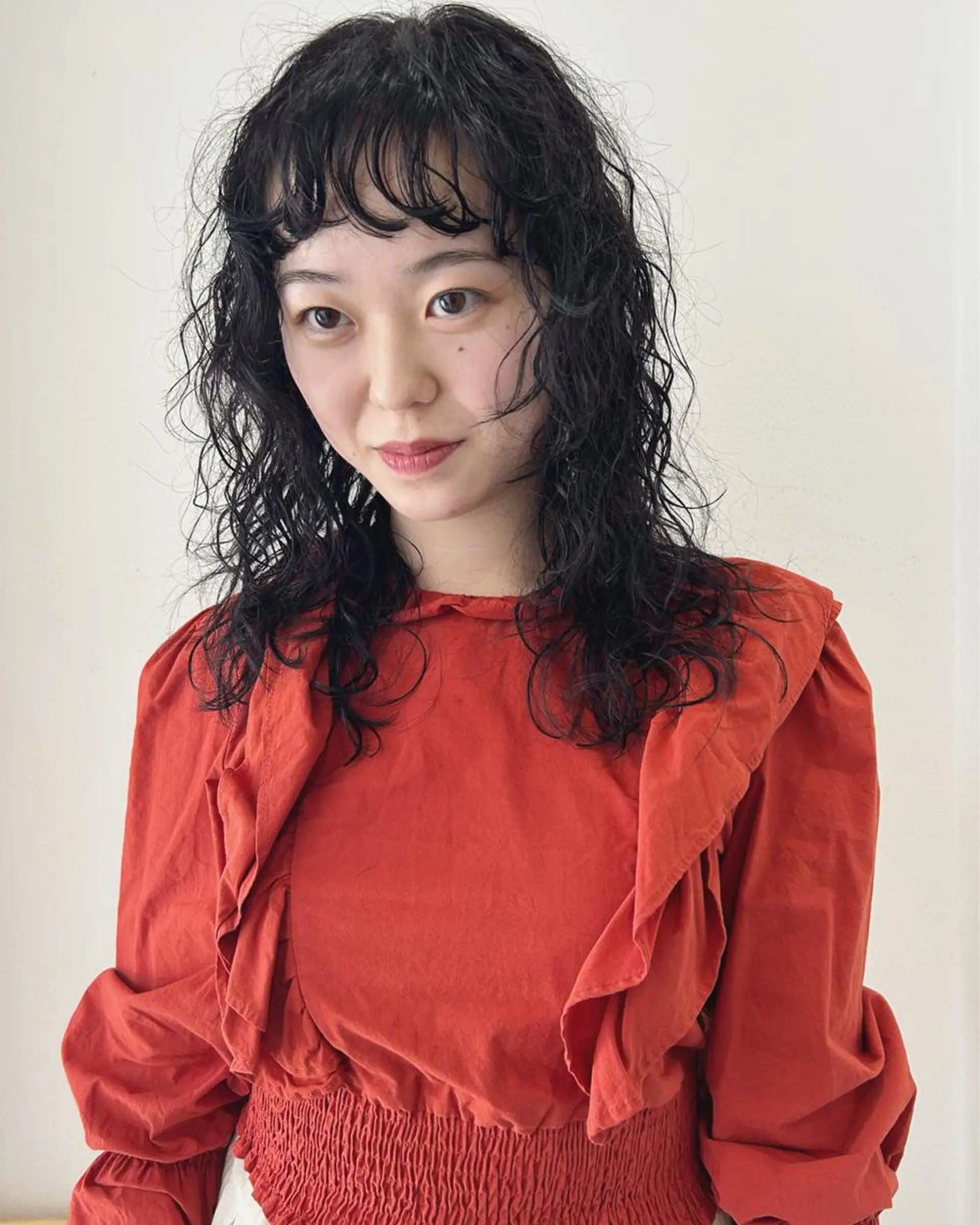 セミロング パーマ セミロングパーマ オン眉 ウルフカット カット パーマ トリートメント Loom.所属・村上雅人 ナチュラルモードのヘアスタイル