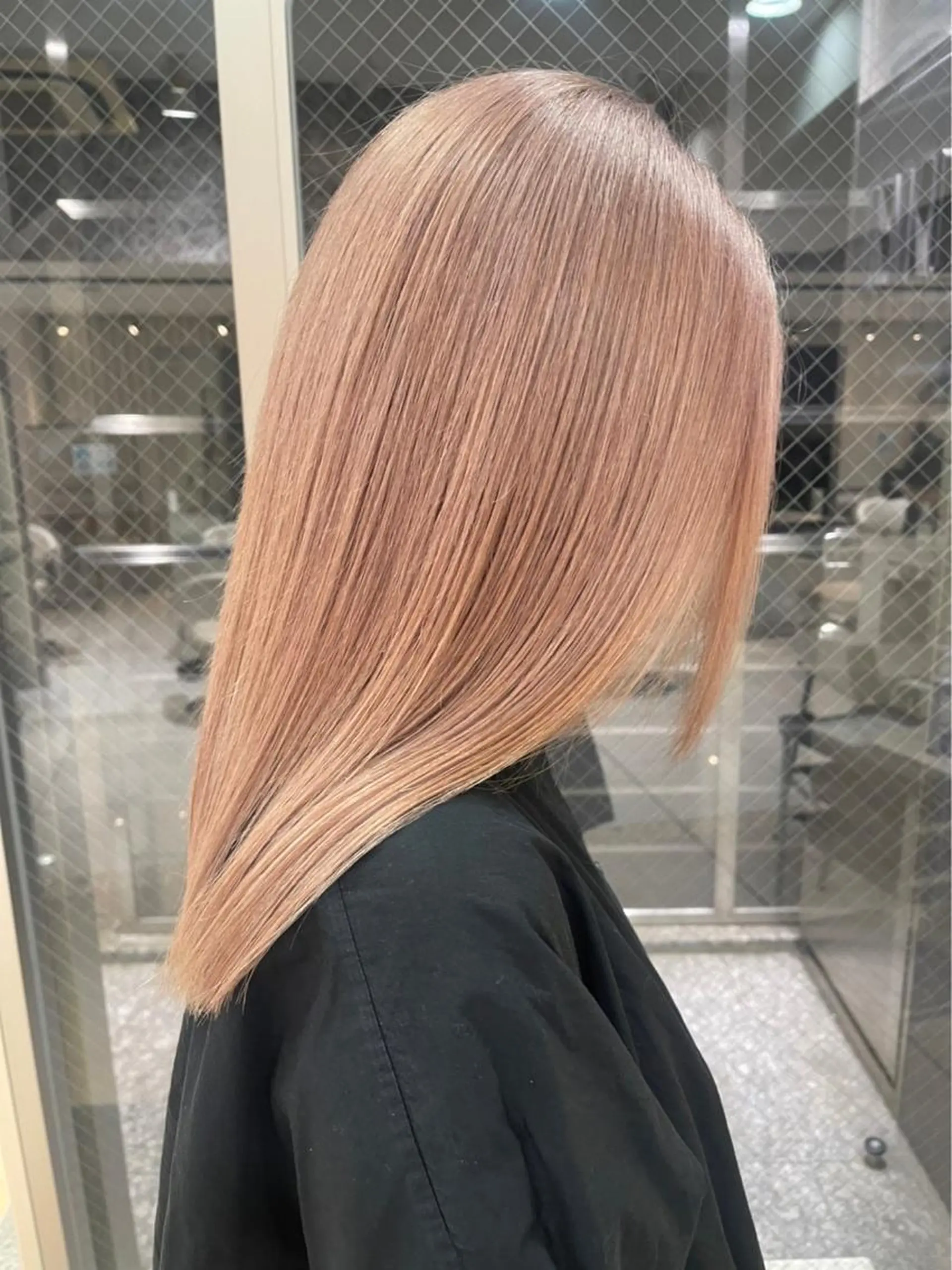 セミロング カラー ブリーチ ピンクカラー 林 風菜のヘアスタイル