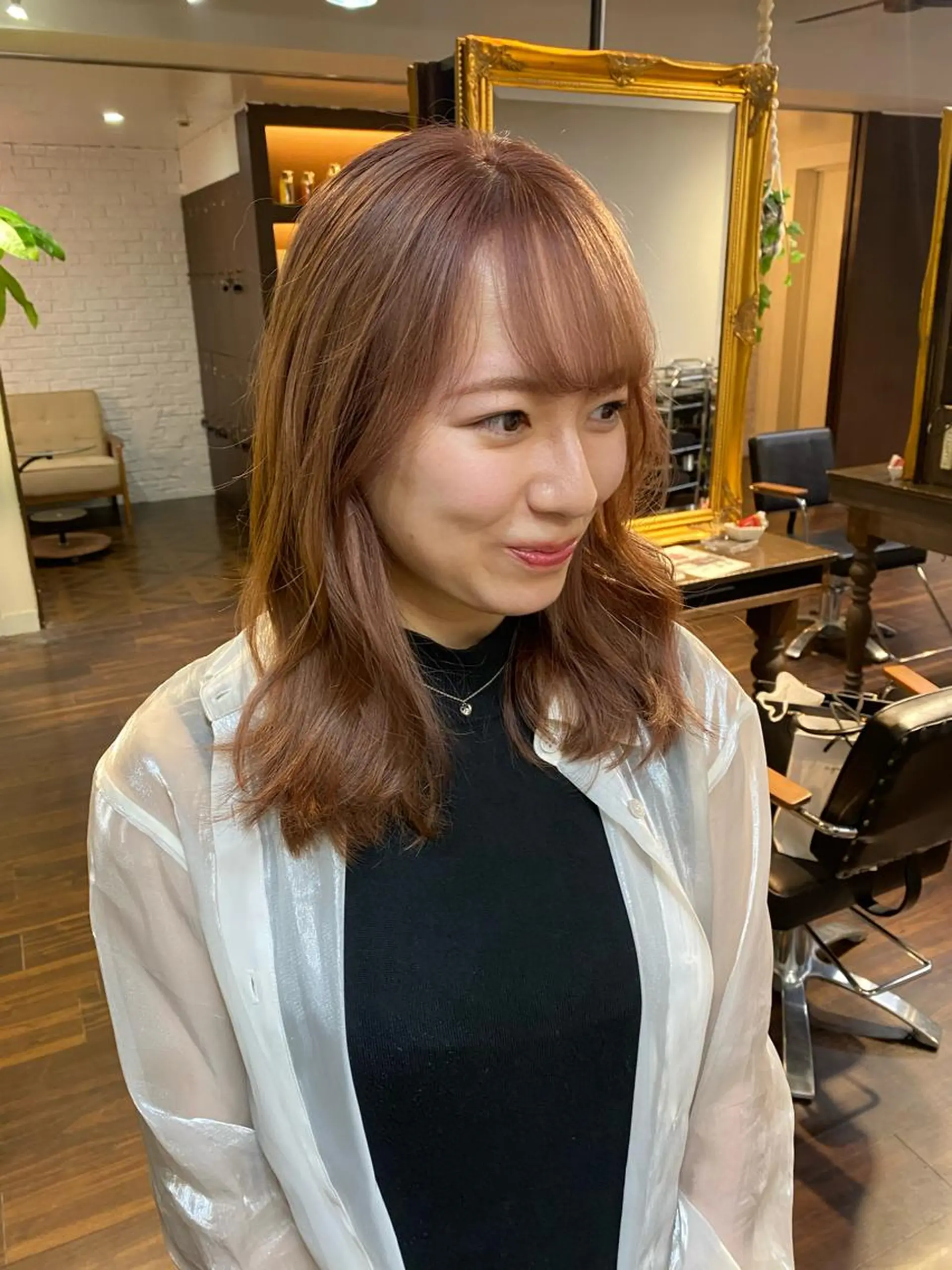 セミロング カラー ヘアアレンジ ベージュカラー ブリーチ ダブルカラー ハイトーンカラー ピンクカラー カット ヘアカラー トリートメント 韓国ヘア×髪質 改善🇰🇷シオリのヘアスタイル