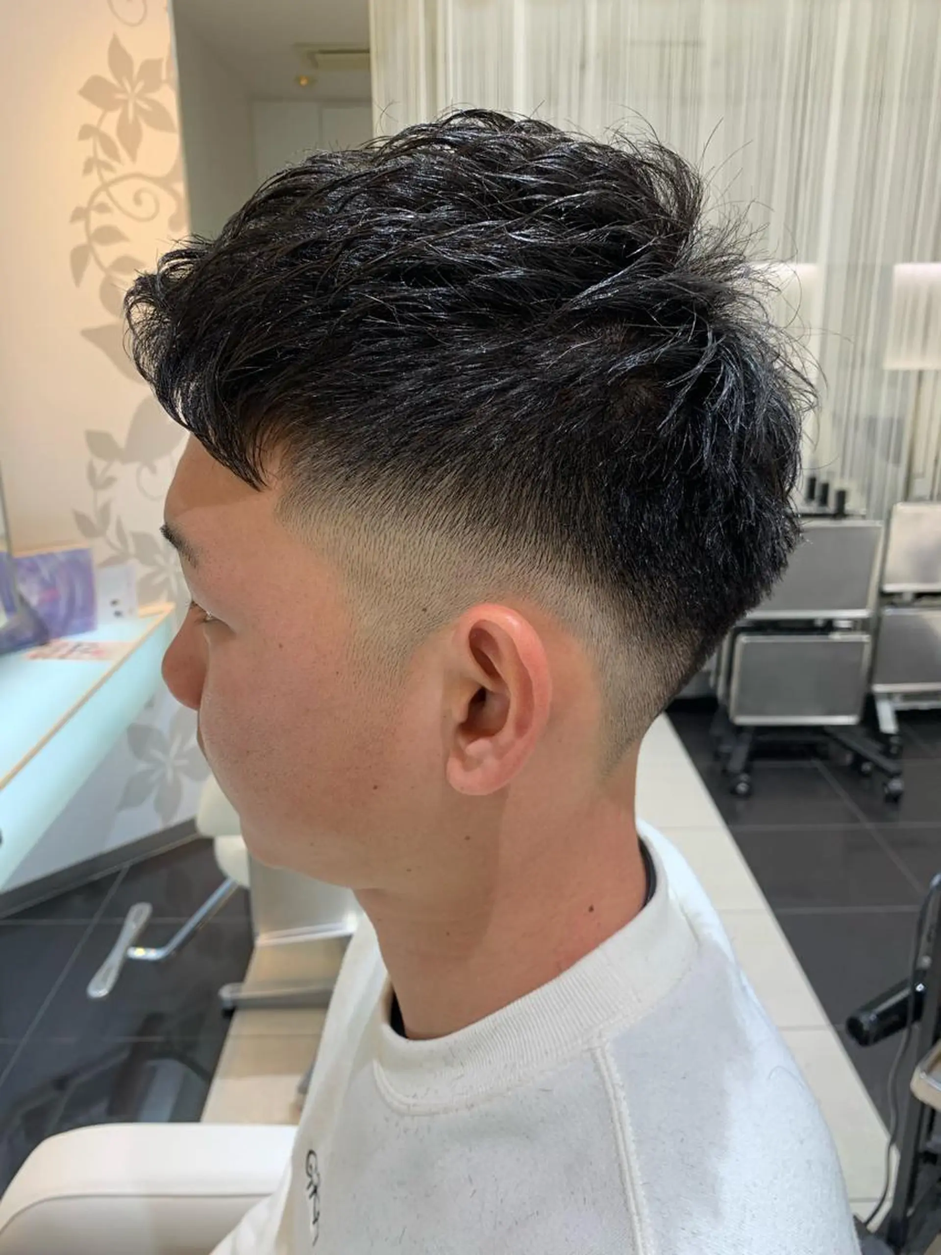 ショート パーマ メンズ フェードカット メンズパーマ ダメージレスカラー /透明感カラー 上長のヘアスタイル