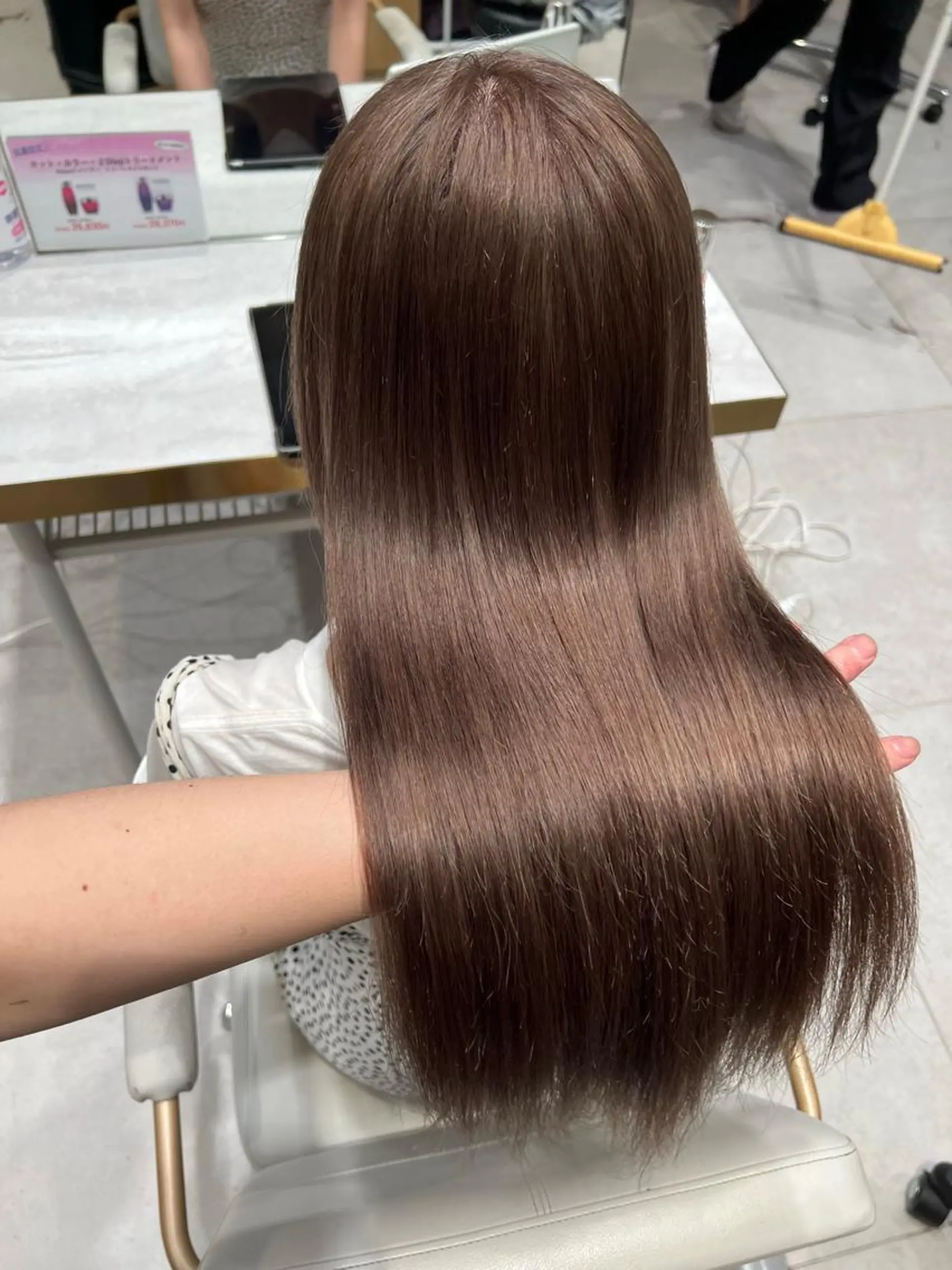 ロング カラー 切りっぱなしボブ ブリーチ グレージュ イルミナカラー インナーカラー ヘアカラー トリートメント ヘアセット ニュアンスレイヤー ハイトーンカラーのヘアスタイル