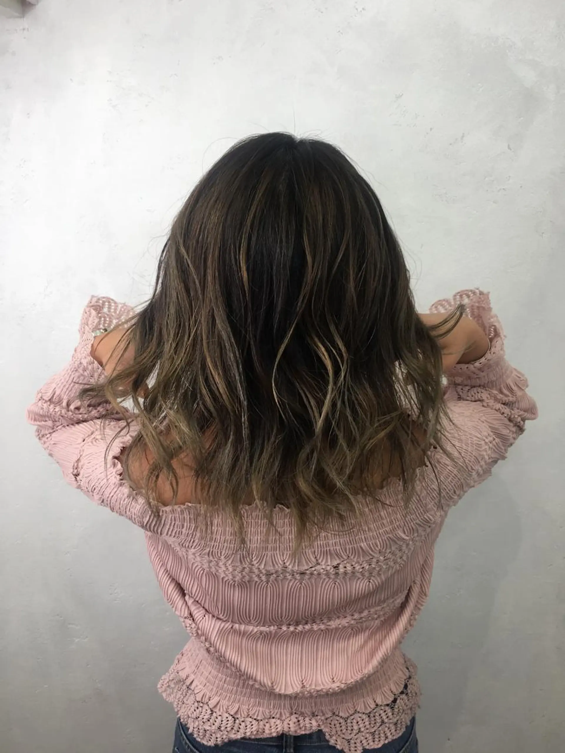 ミディアム まお♡レイヤーカット 耳ツボジュエリーのヘアスタイル