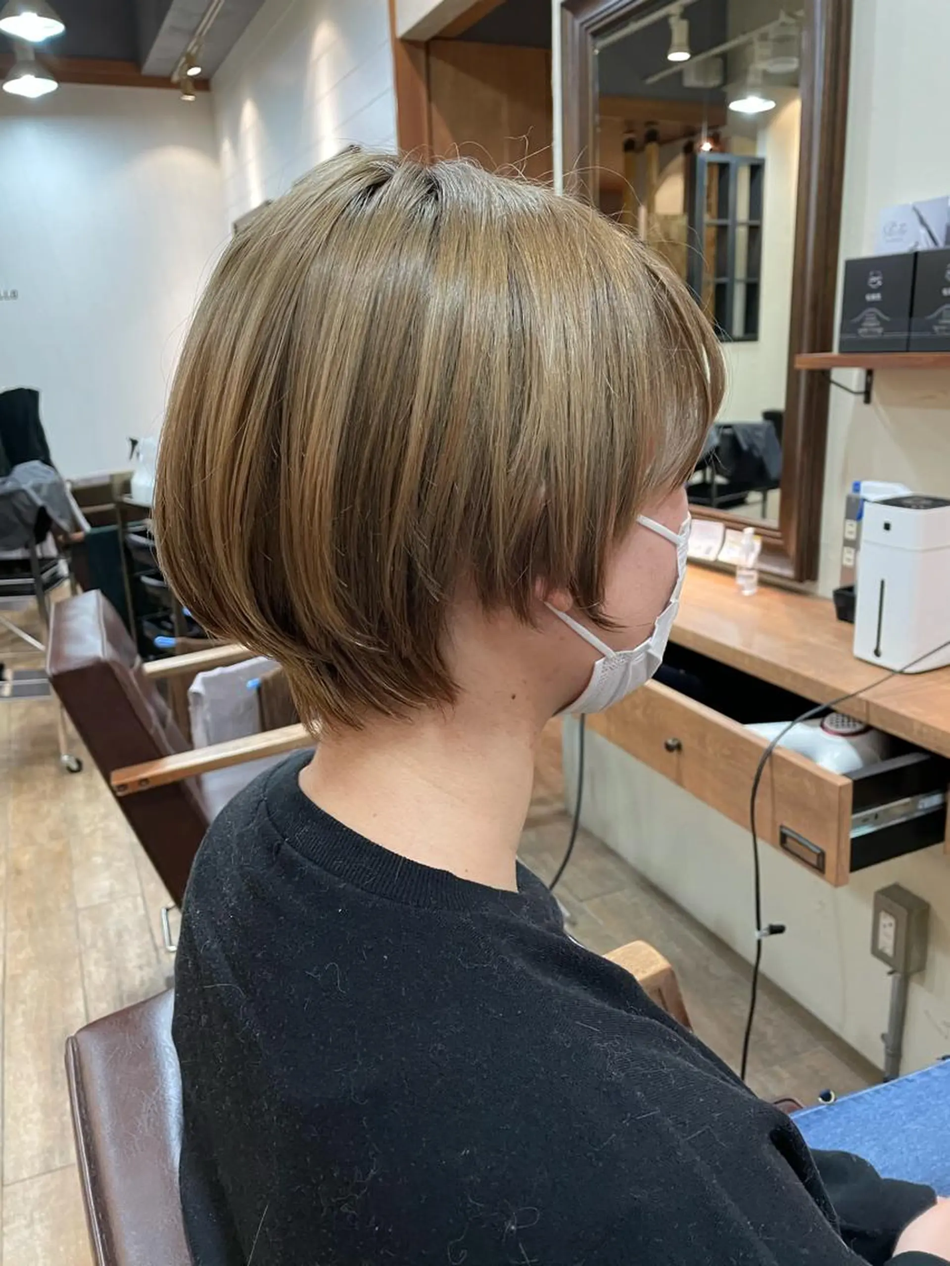 ショート カラー ハイトーンカラー ショートヘア カット ヘアカラー トリートメント ショート/レイヤー/ ボブ/縮毛矯正のヘアスタイル