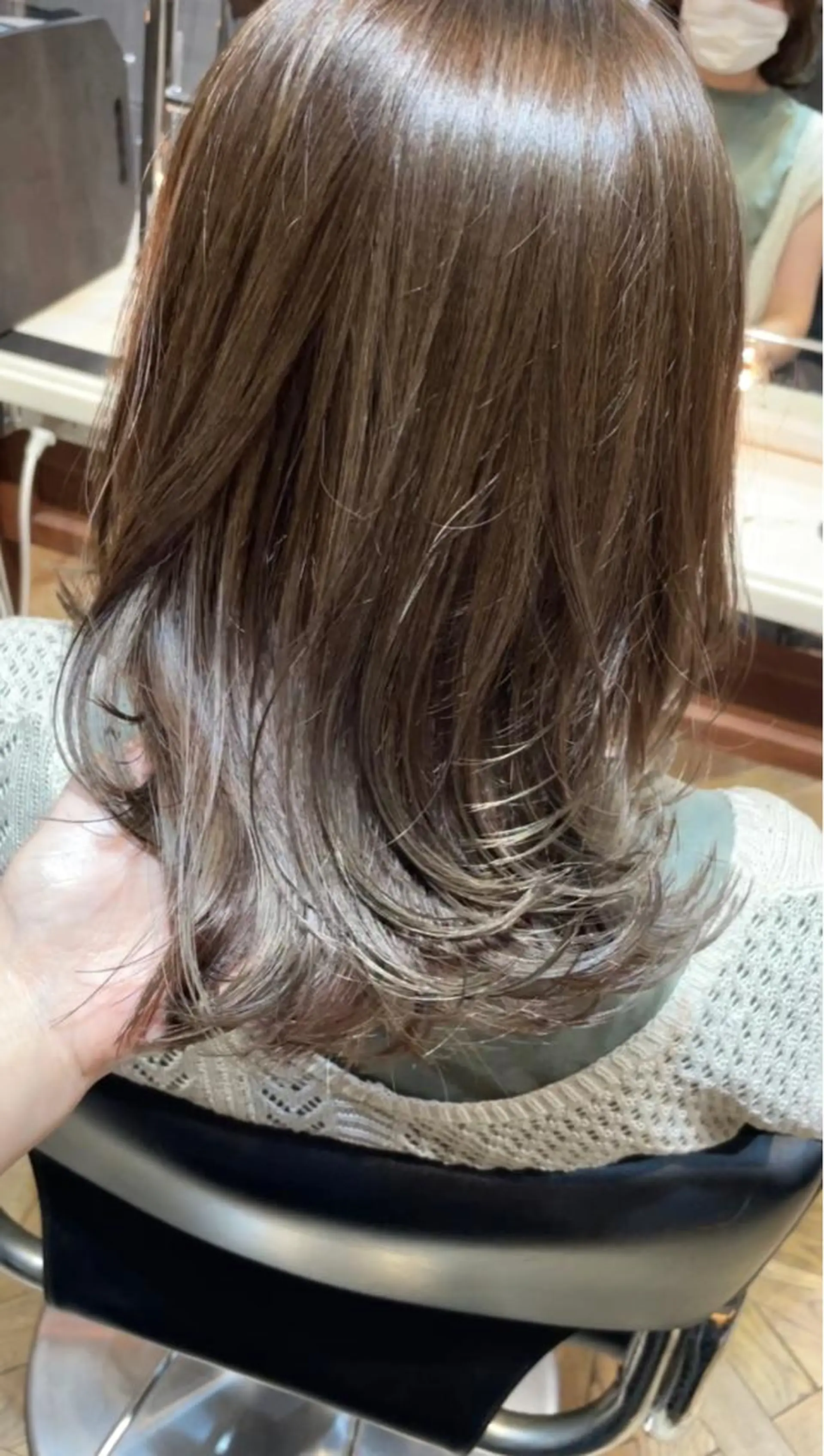 ミディアム カラー ベージュカラー ブリーチ 透明感カラー ブリーチなしカラー くびれヘア カット ヘアカラー トリートメント BEBE所属・ブリーチなし 透明感カラーKANAのヘアスタイル