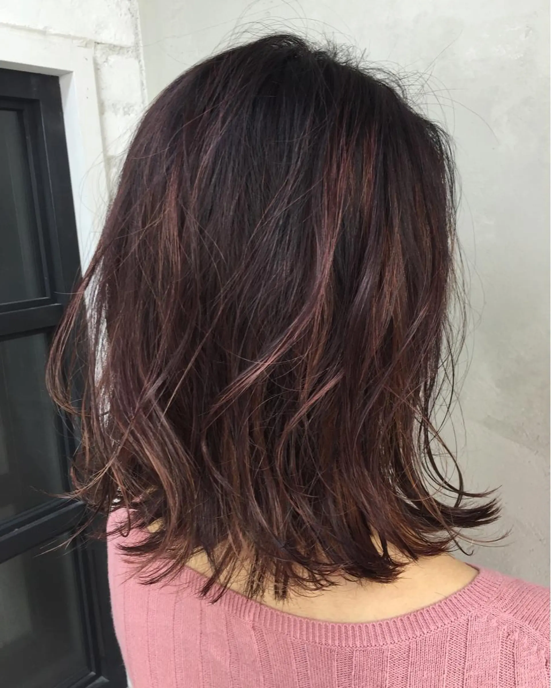 ミディアム カラー TOMOYAレイヤー ブリーチ縮毛矯正のヘアスタイル