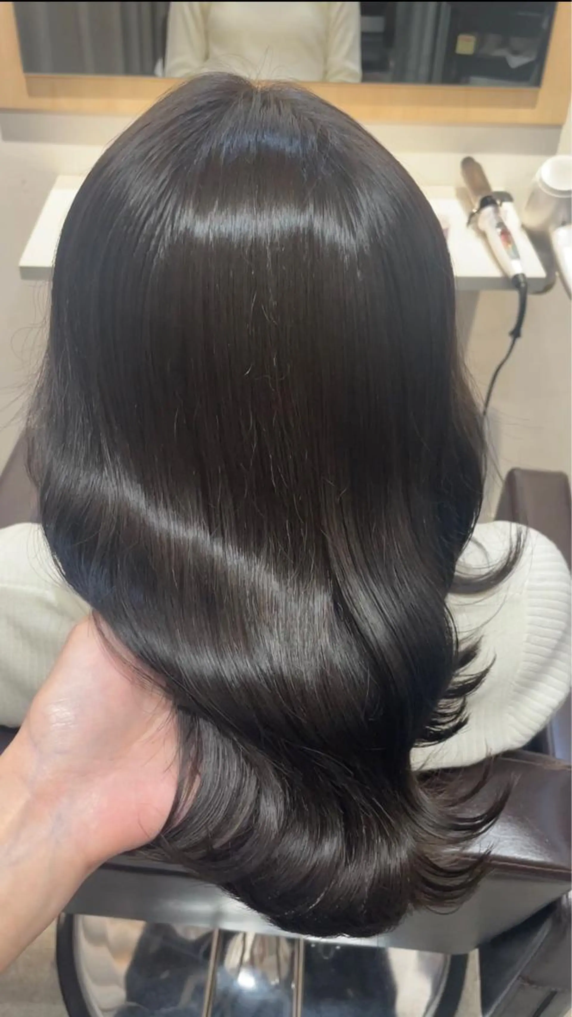 ミディアム カラー ブリーチ グレージュ ブリーチなしカラー くびれヘア カット ヘアカラー トリートメント BEBE所属・ブリーチなし 透明感カラーKANAのヘアスタイル