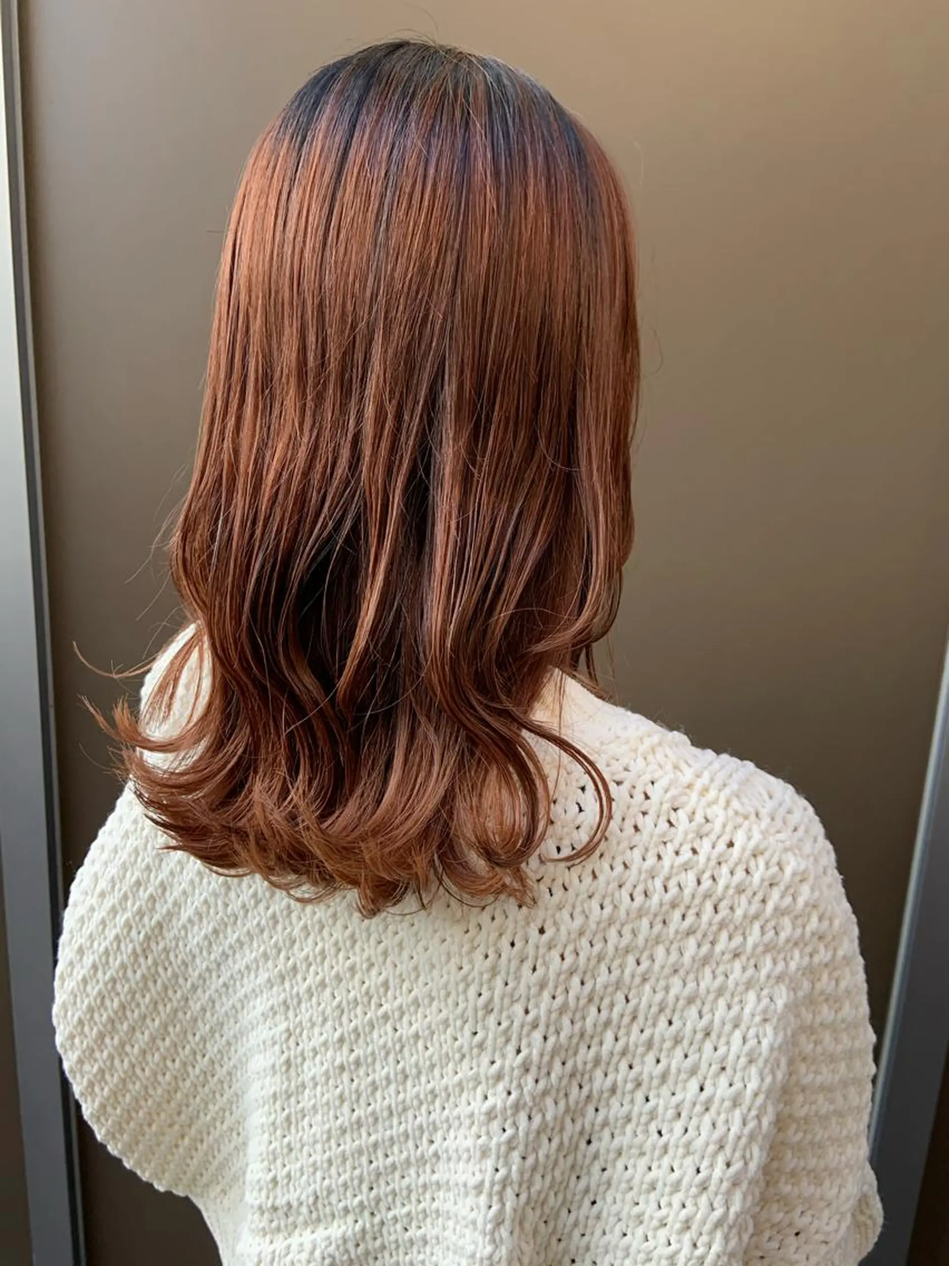 セミロング カラー ハイトーンカラー🤍 山下 優華のヘアスタイル