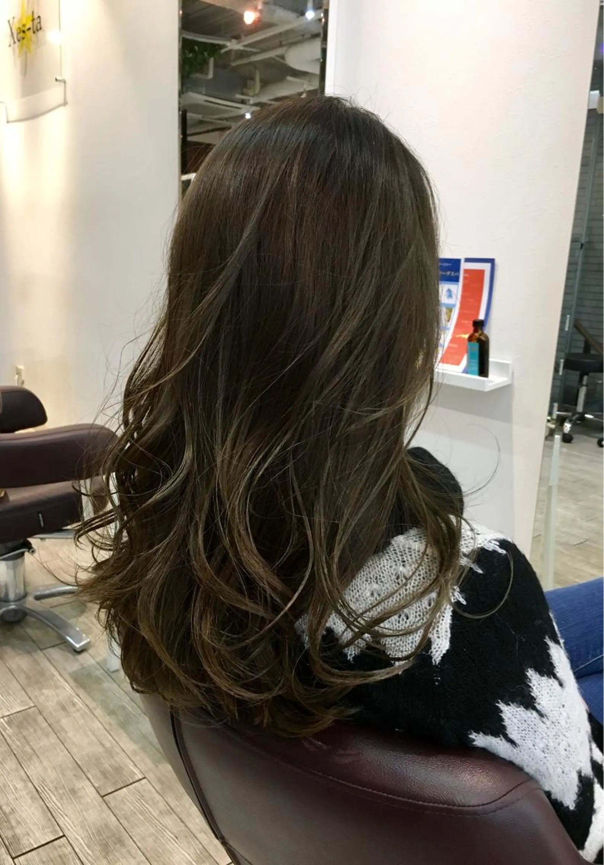 セミロング カラー グレージュ ハイライトカラー ハイライト カット ヘアカラー トリートメント XES-TA所属・中村 よしひでのヘアスタイル