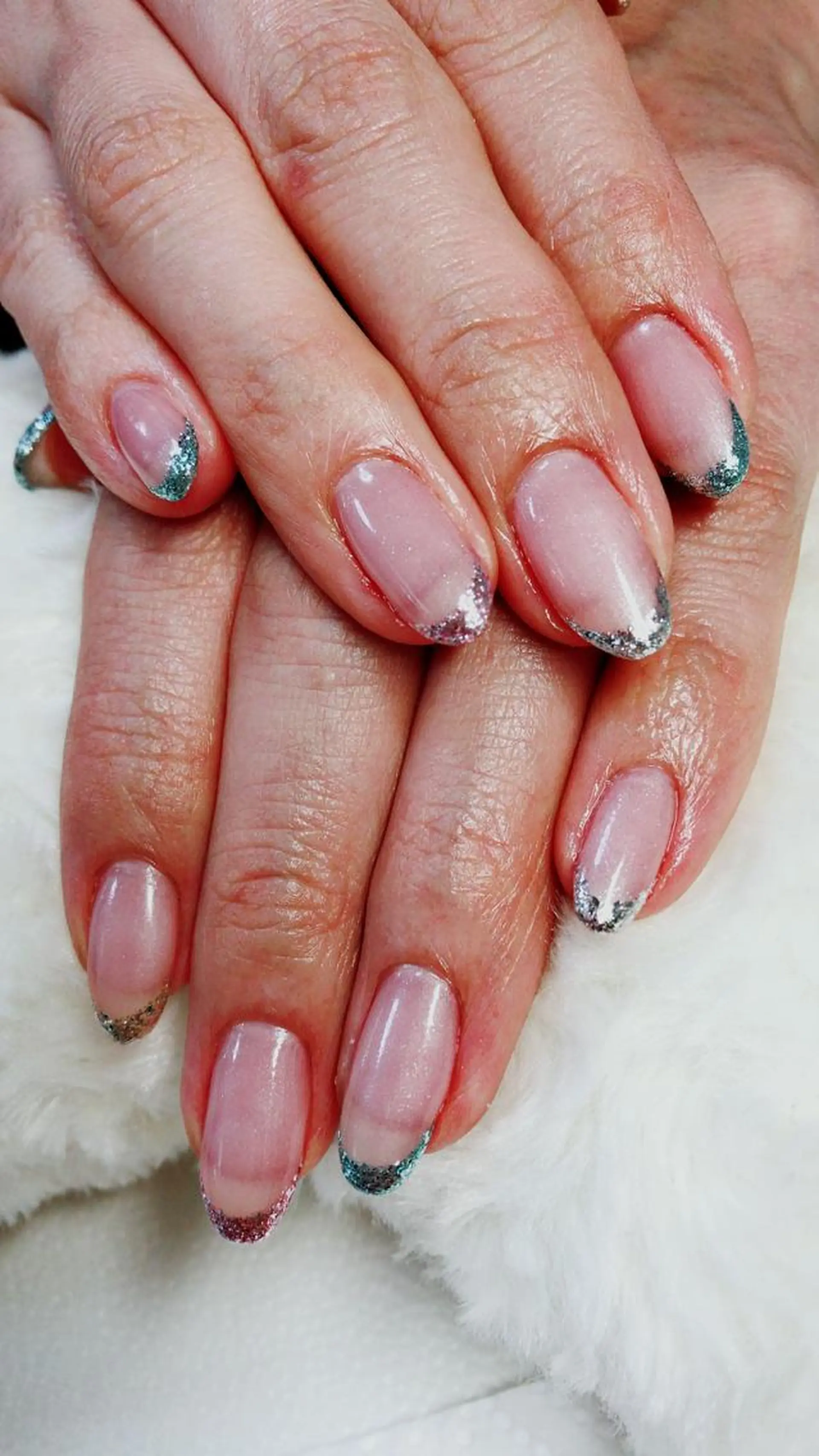 ネイル フレンチネイル キラキラネイル ハンドネイル Nail salon Three R所属・ネイルサロン Three   R.のエステ・リラクイメージ