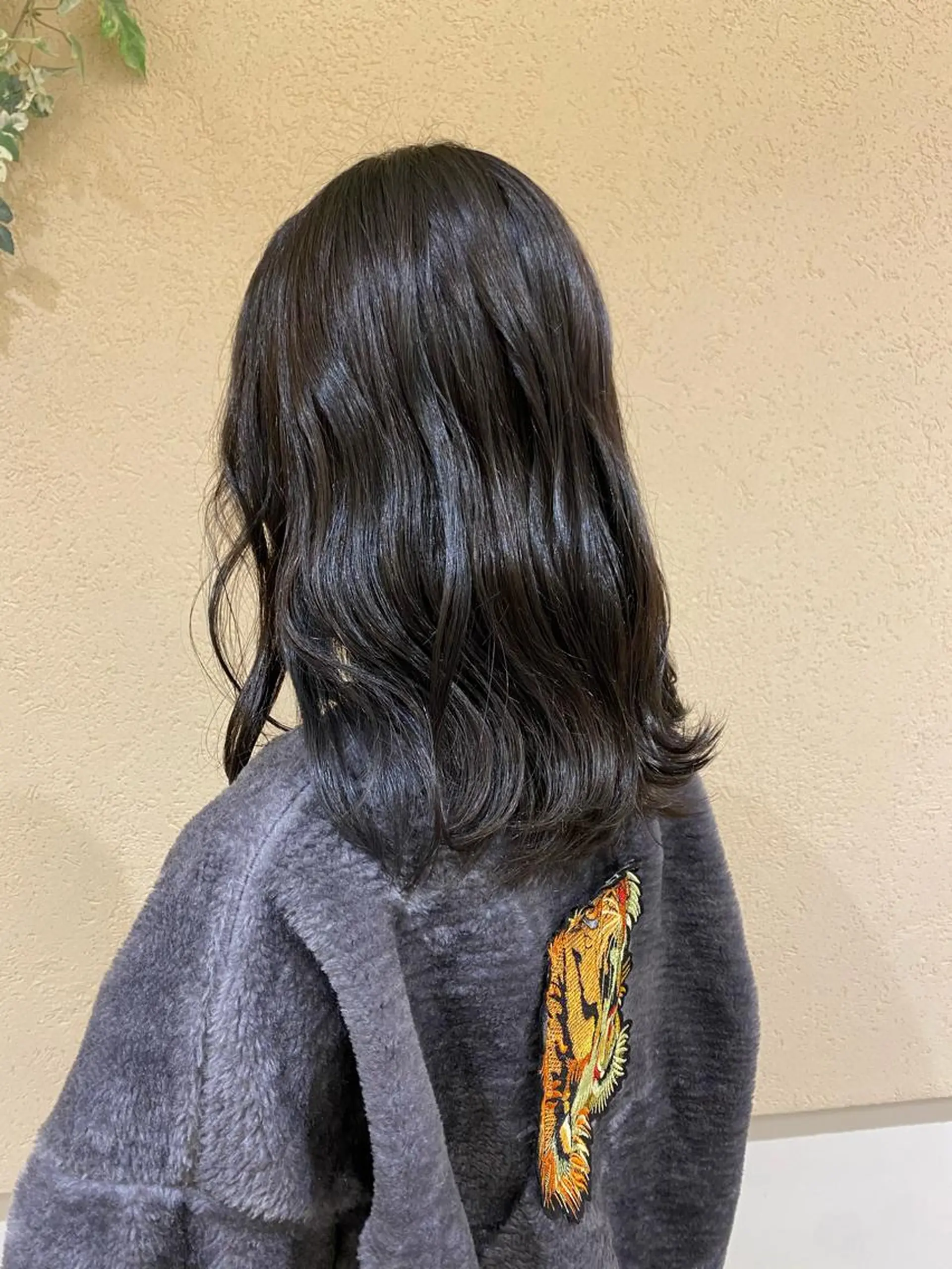 カラー ブリーチ ダークグレー ブリーチなしカラー 新宿スペインカール ヨモギダのヘアスタイル