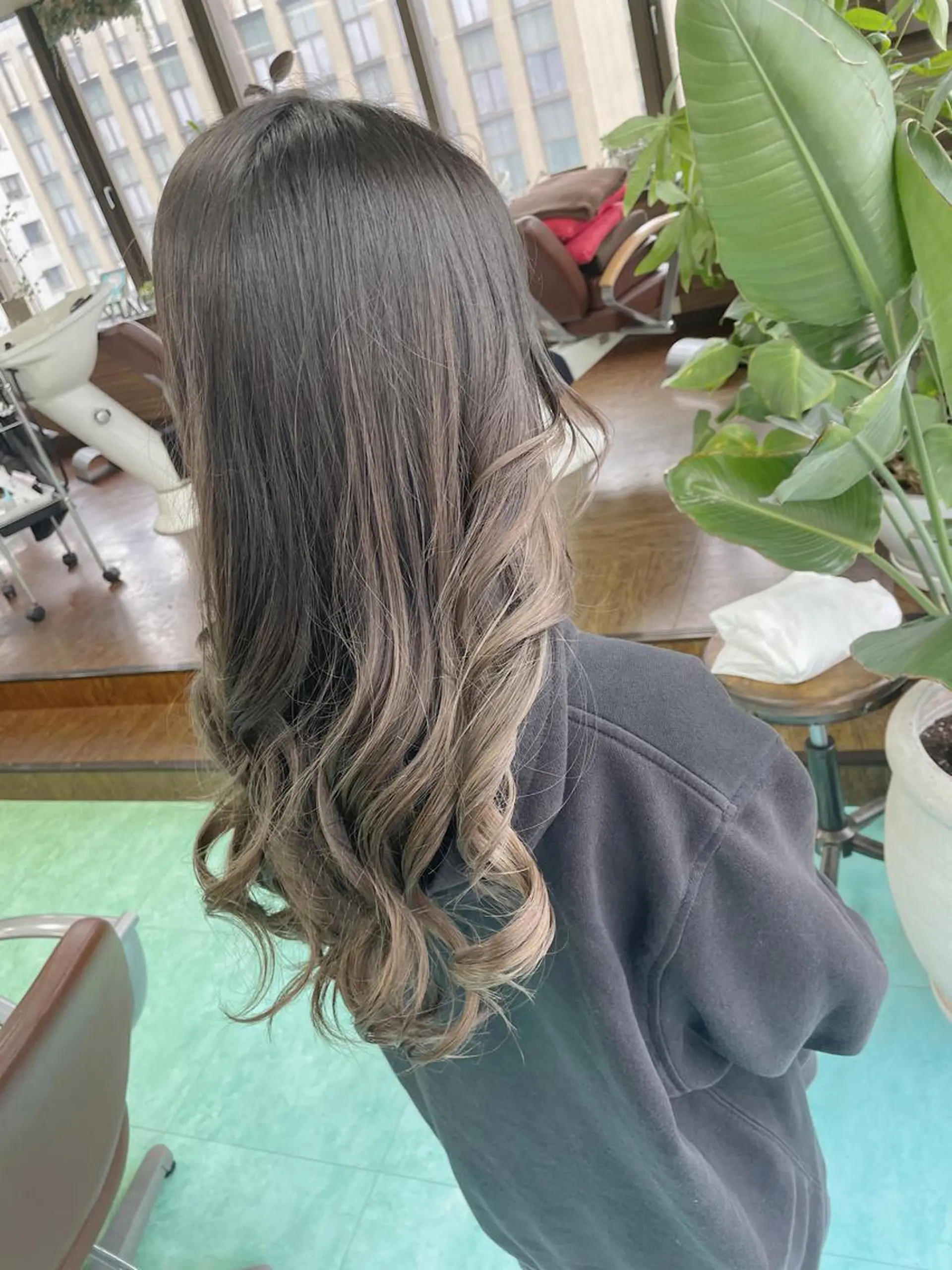 ロング カラー グラデーションカラー グレージュ ロング ヘアカラー 土居 正季のヘアスタイル