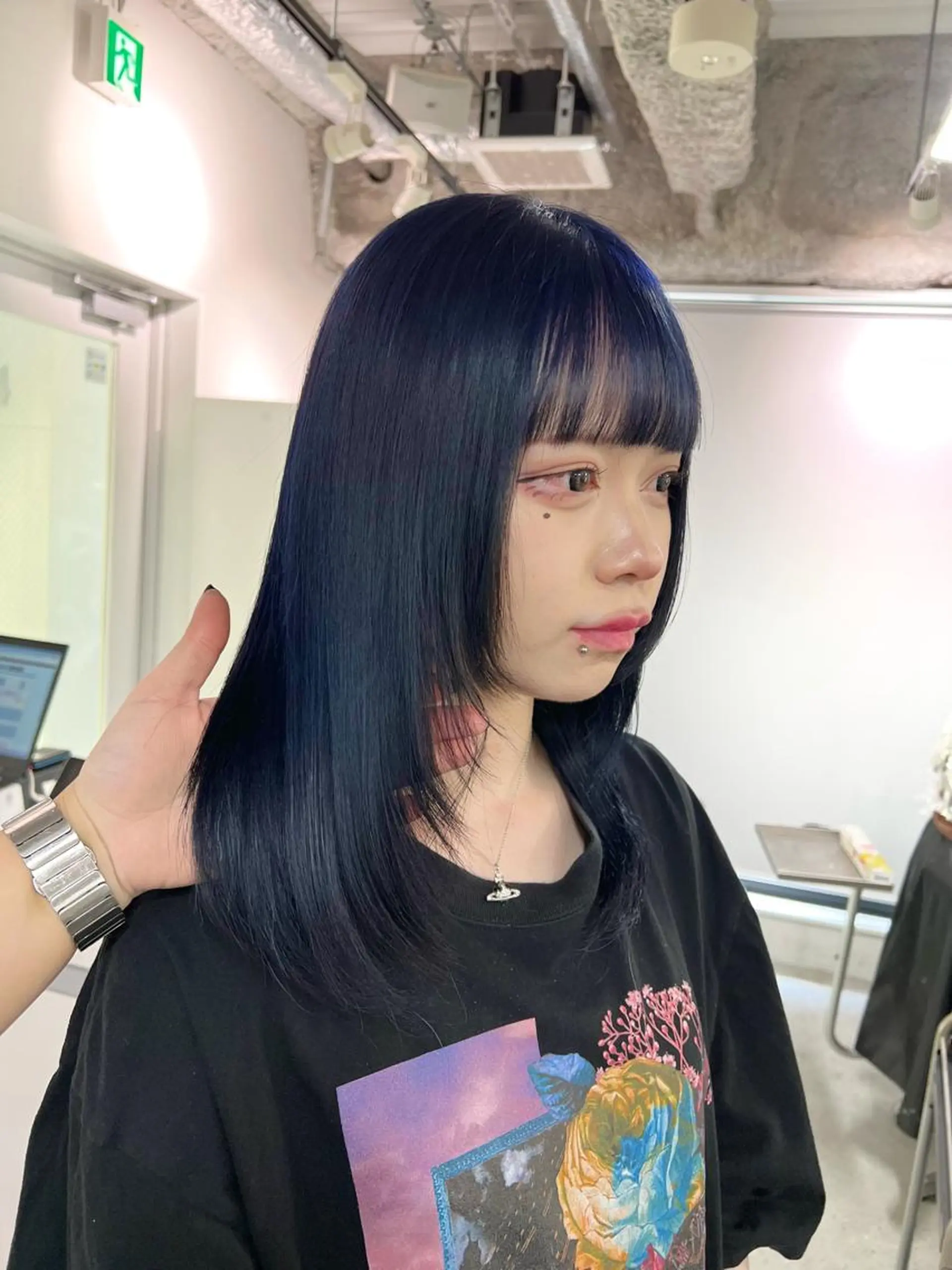 ミディアム カラー ブリーチ ブルーカラー ネイビーカラー sio.nail&eyebrow salon shimokitazawa2号店所属・nailist mana𖤐´-のネイルデザイン