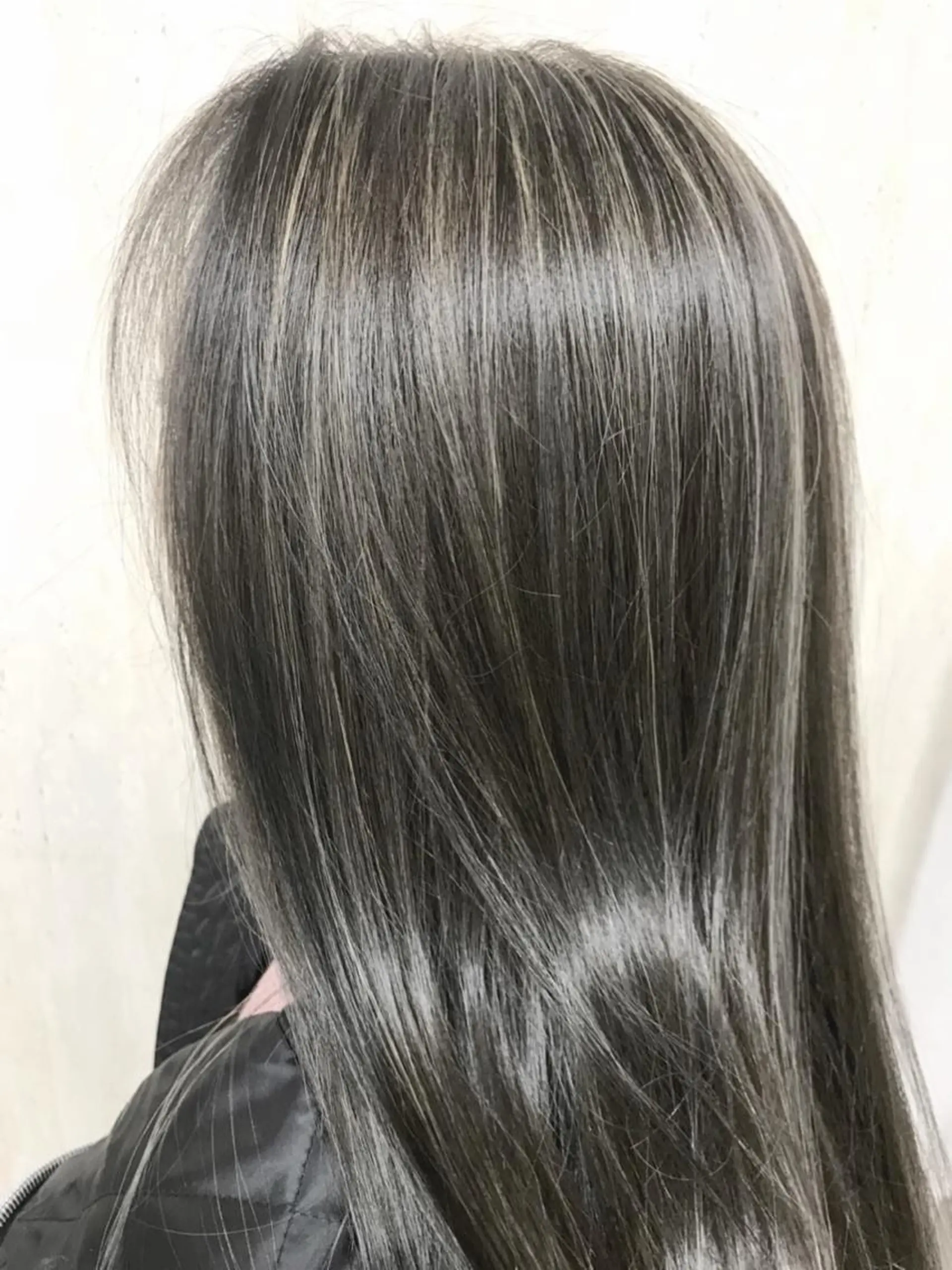 ロング カラー アッシュ アッシュグレー ハイライトカラー 3Dハイライト ハイライト Eliss堀江所属・Eliss 堀江のヘアスタイル