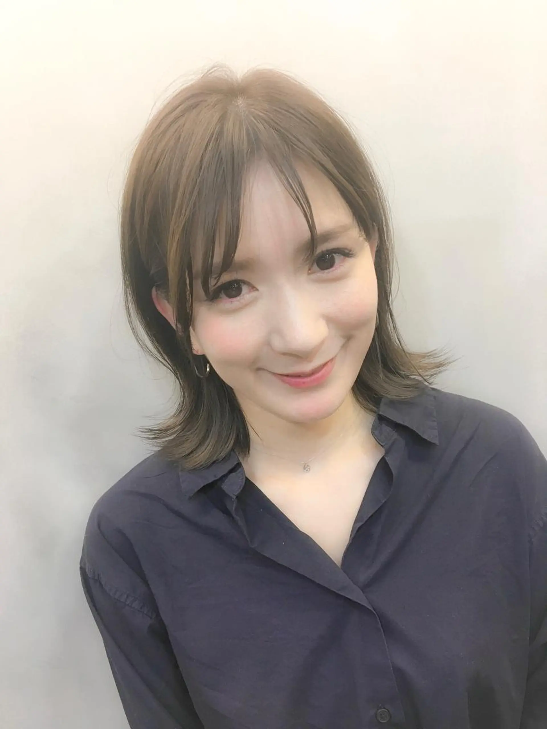 ミディアム カラー 透明感カラー グレージュ ボブ 外ハネヘア kiki所属・中田 敏明のヘアスタイル