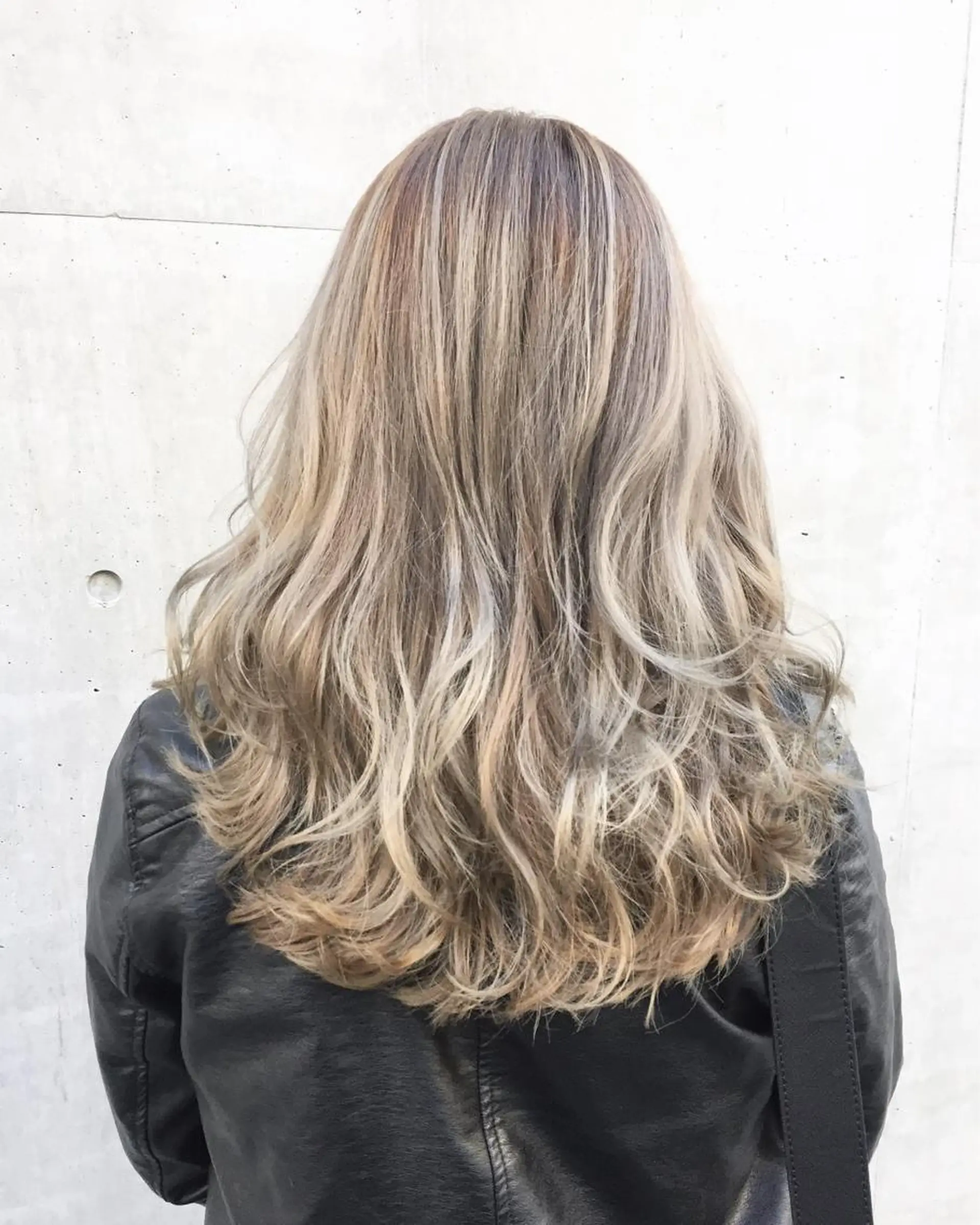 セミロング カラー アッシュ ベージュカラー ハイトーンカラー ヘアカラー トリートメント ヘッドスパ 🌿海外Style・ KOHEIのヘアスタイル