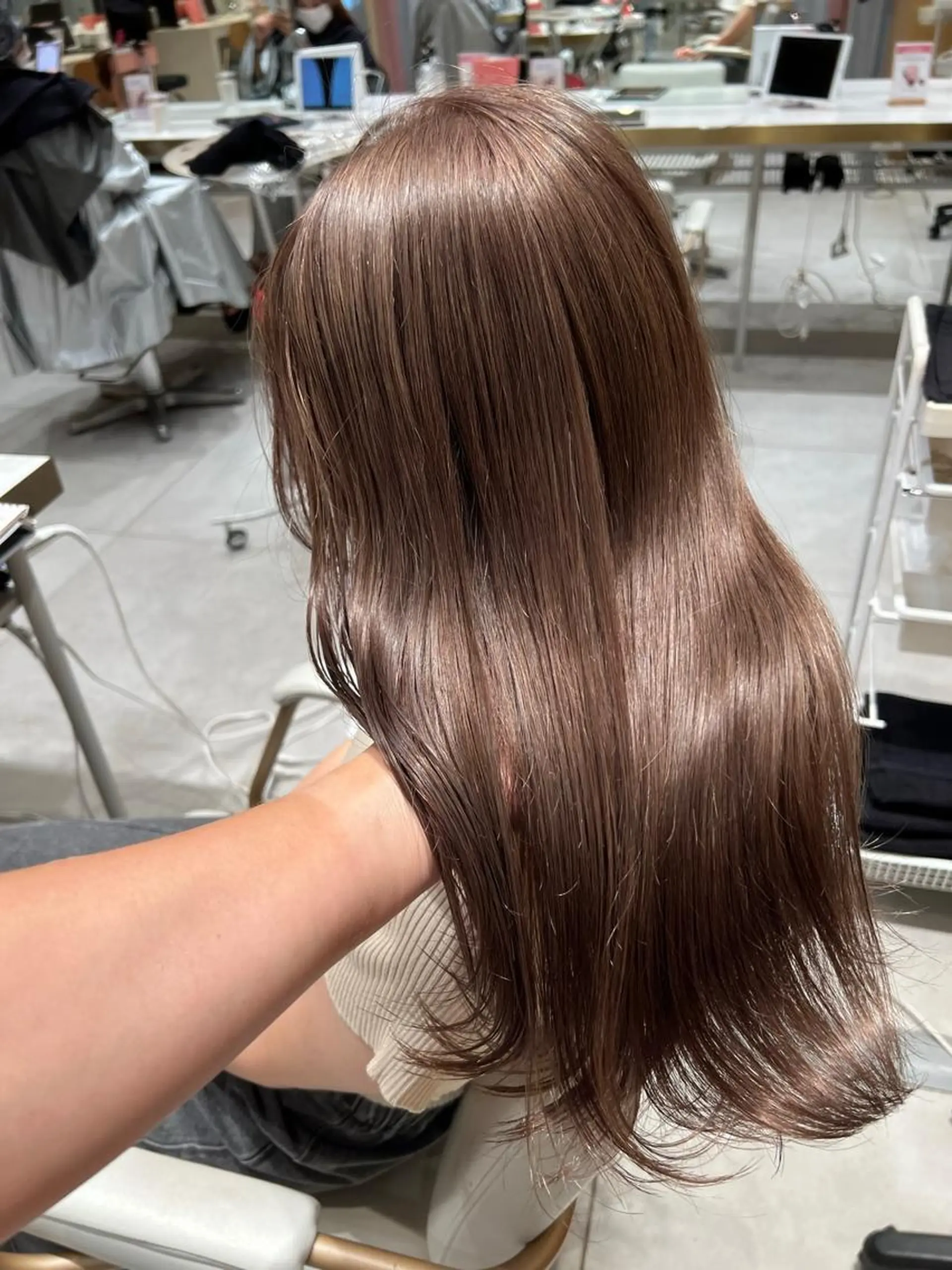 ロング カラー 切りっぱなしボブ ブリーチ グレージュ ボブ レイヤーカット ヘアカラー トリートメント ヘアセット ニュアンスレイヤー ハイトーンカラーのヘアスタイル