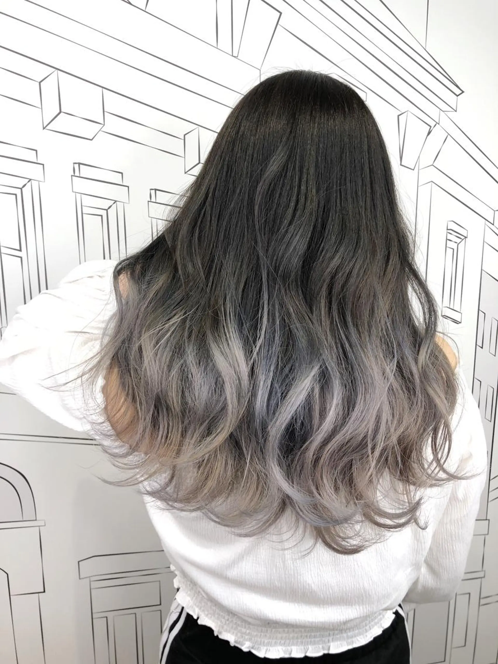 セミロング カラー グラデーションカラー シルバー レイヤー⭐️カラー ⭐️平川雅史のヘアスタイル