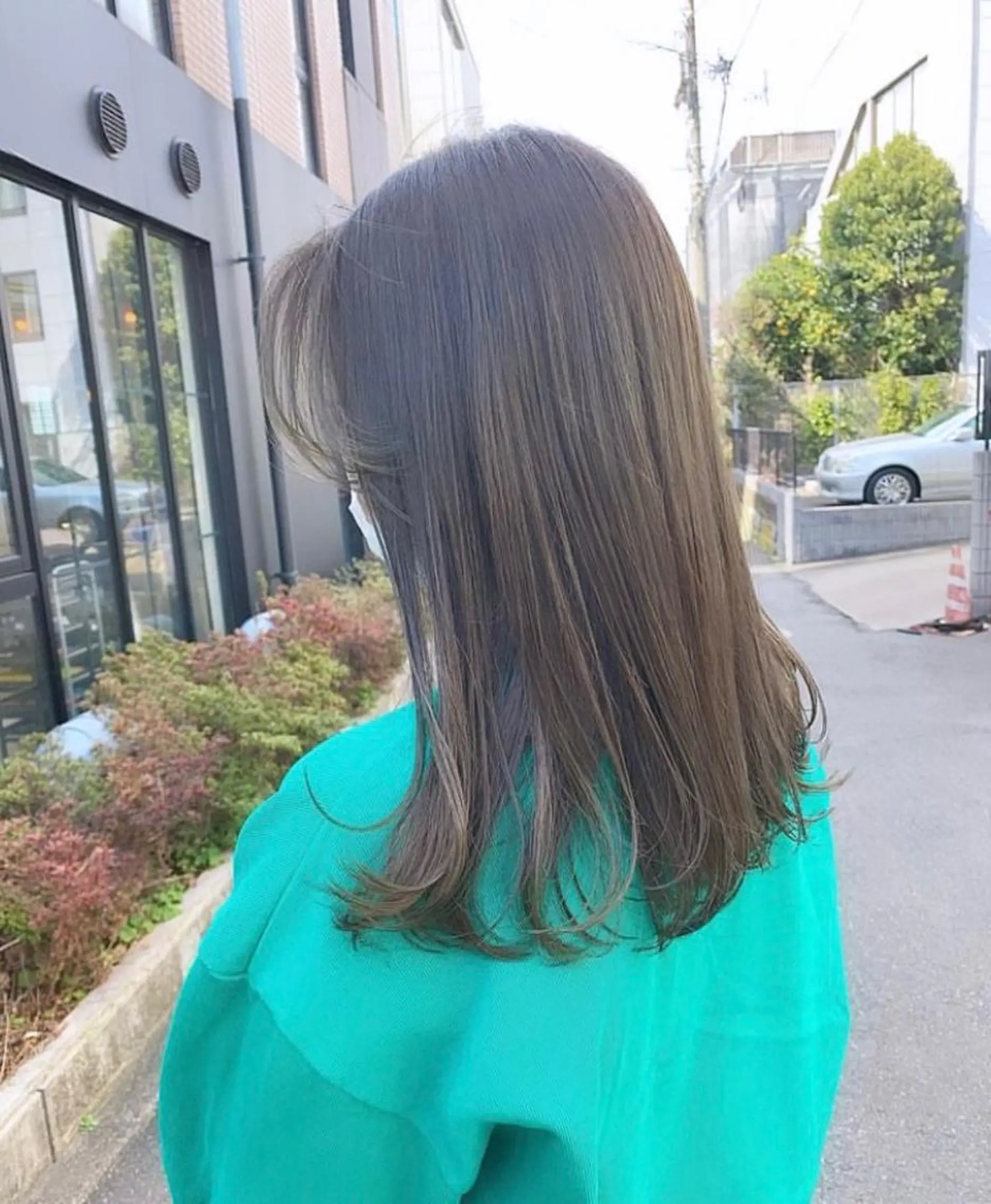 セミロング カラー アッシュ 黒髪 サキ🤍ハイトーン 🩰くびれ巻きヘアのヘアスタイル