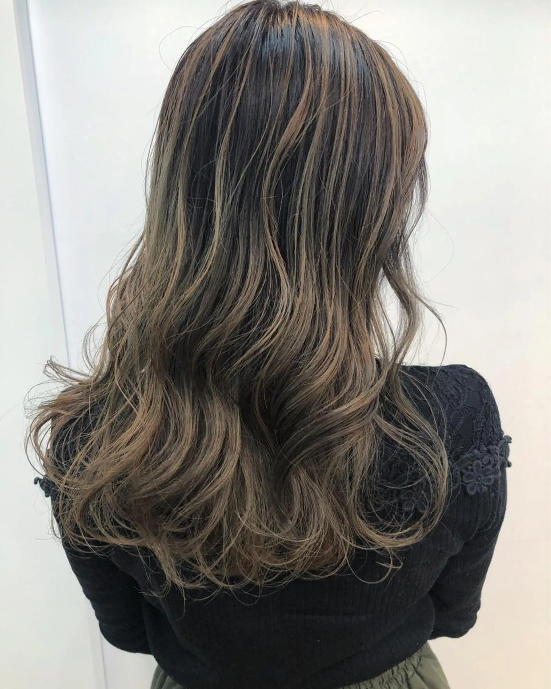 セミロング カラー ヘアアレンジ 切りっぱなしボブ セミロングパーマ アッシュ アッシュグレー バレイヤージュ 抜きっぱなしブロンド ササキカズマのヘアスタイル