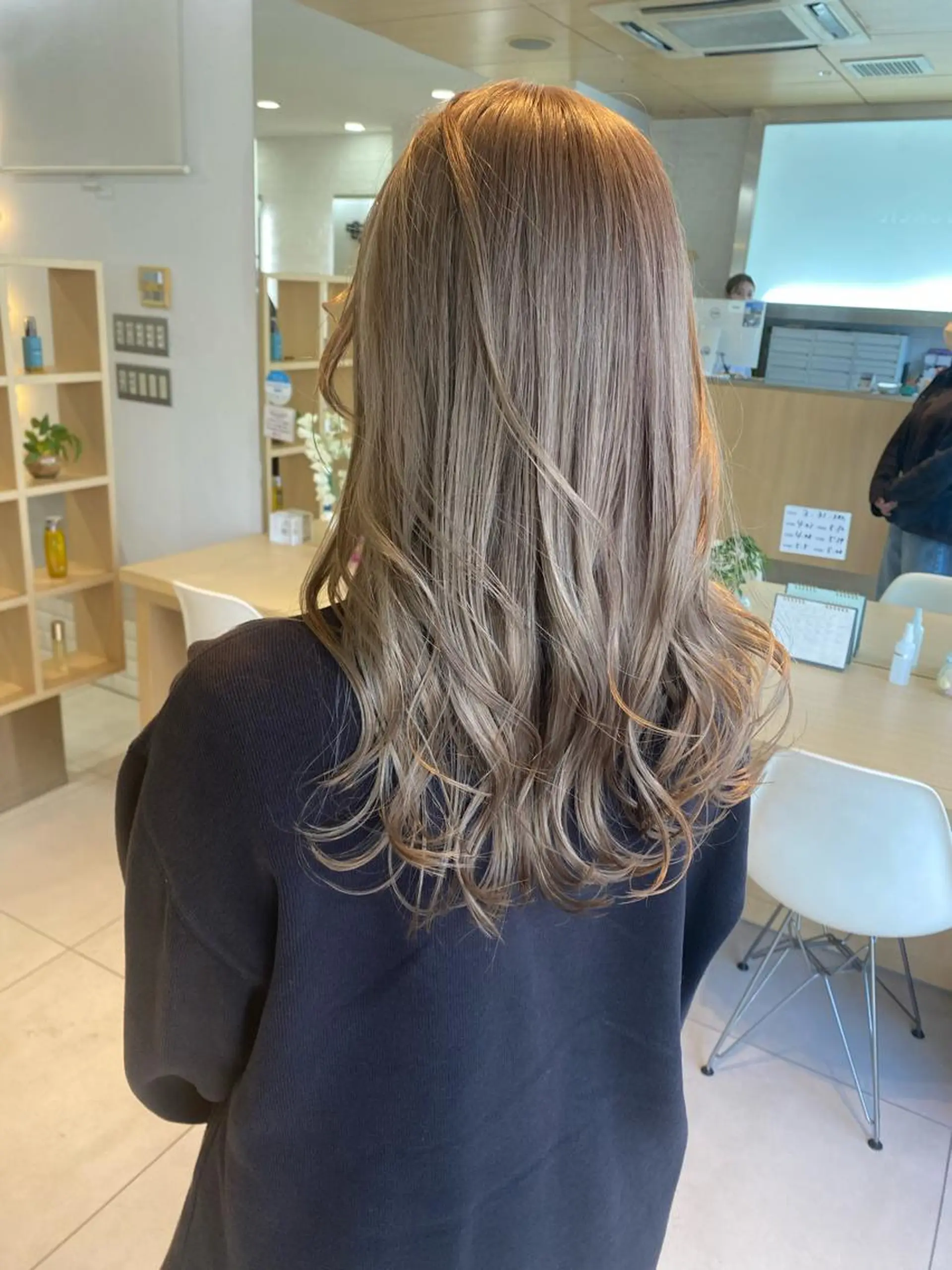 ロング カラー ベージュカラー ブリーチ ミルクティーベージュ カット ヘアカラー 🍀透明感抜群🍀/ ハイトーンカラーのヘアスタイル