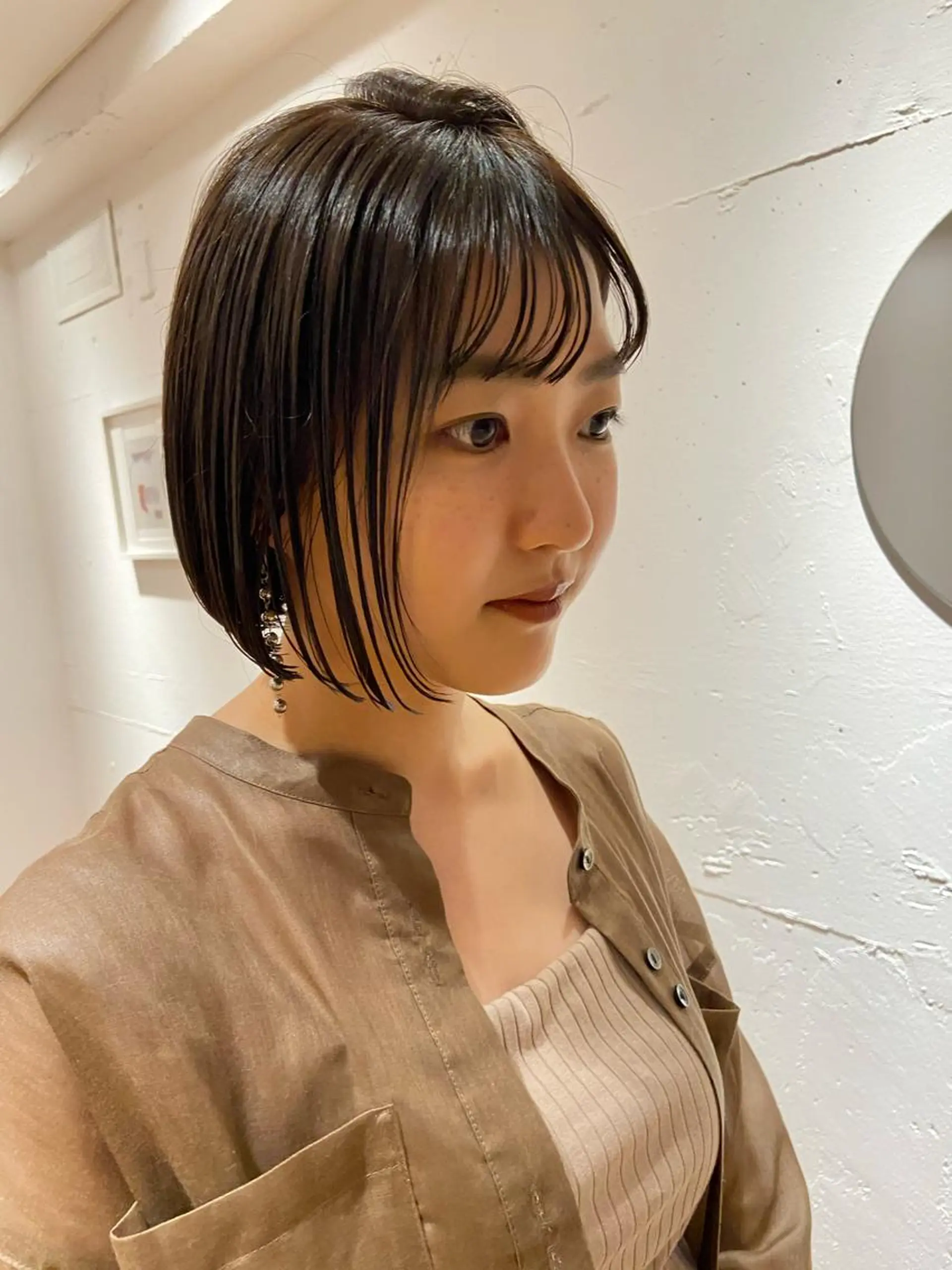 ミディアム カラー IVORY.所属・🟩くすみベージュ/ ショート/ボブ/大司のヘアスタイル