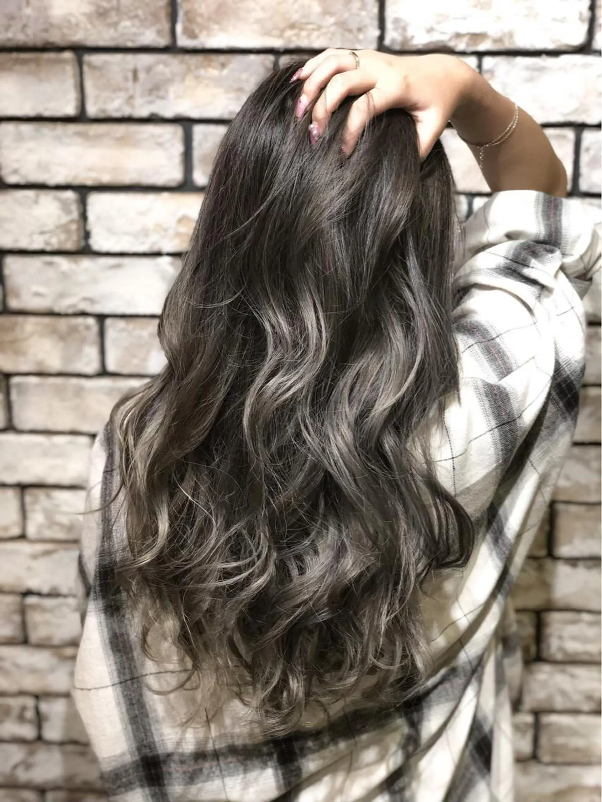 セミロング カラー シールエクステ バレイヤージュ ブリーチ ケアブリーチ ダブルカラー 西口徒歩20秒 寒色 カラーミディアムヘアのヘアスタイル