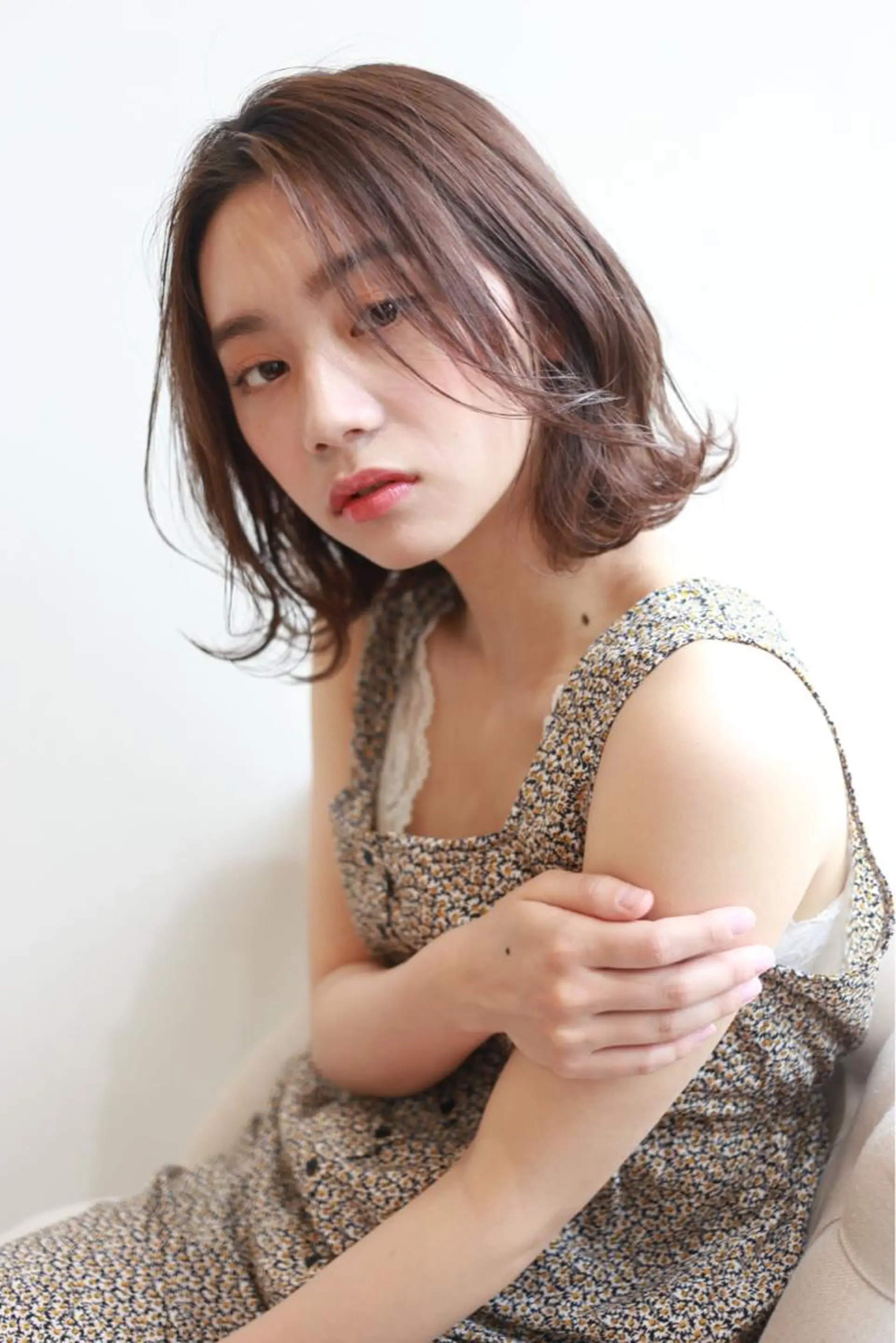 ミディアム カラー パーマ 顔周りカット シースルーバング 外ハネヘア 韓国ヘア🇰🇷 トヨキトキコのヘアスタイル