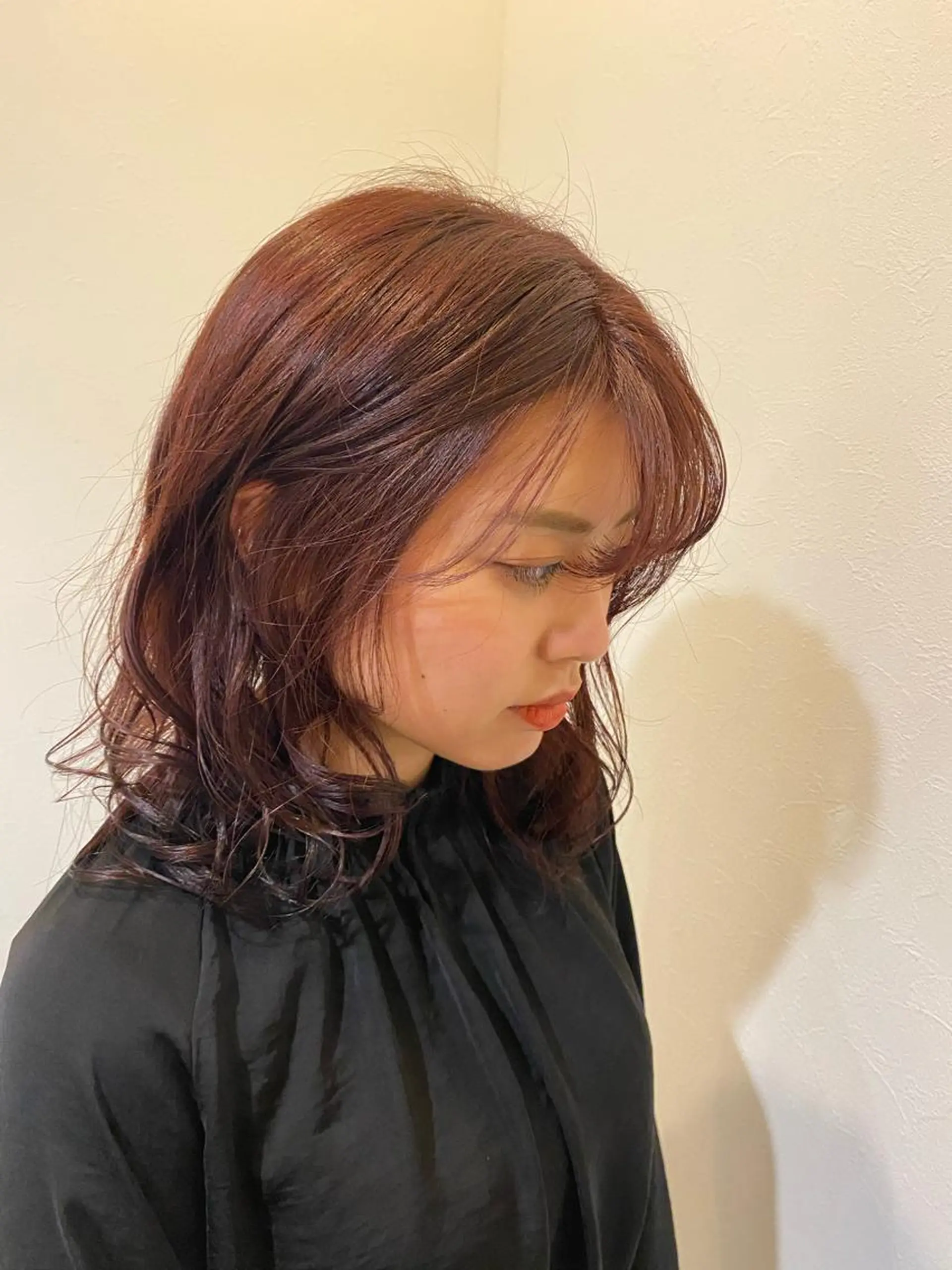 ミディアム レッドブラウン 伊藤 康乃のヘアスタイル