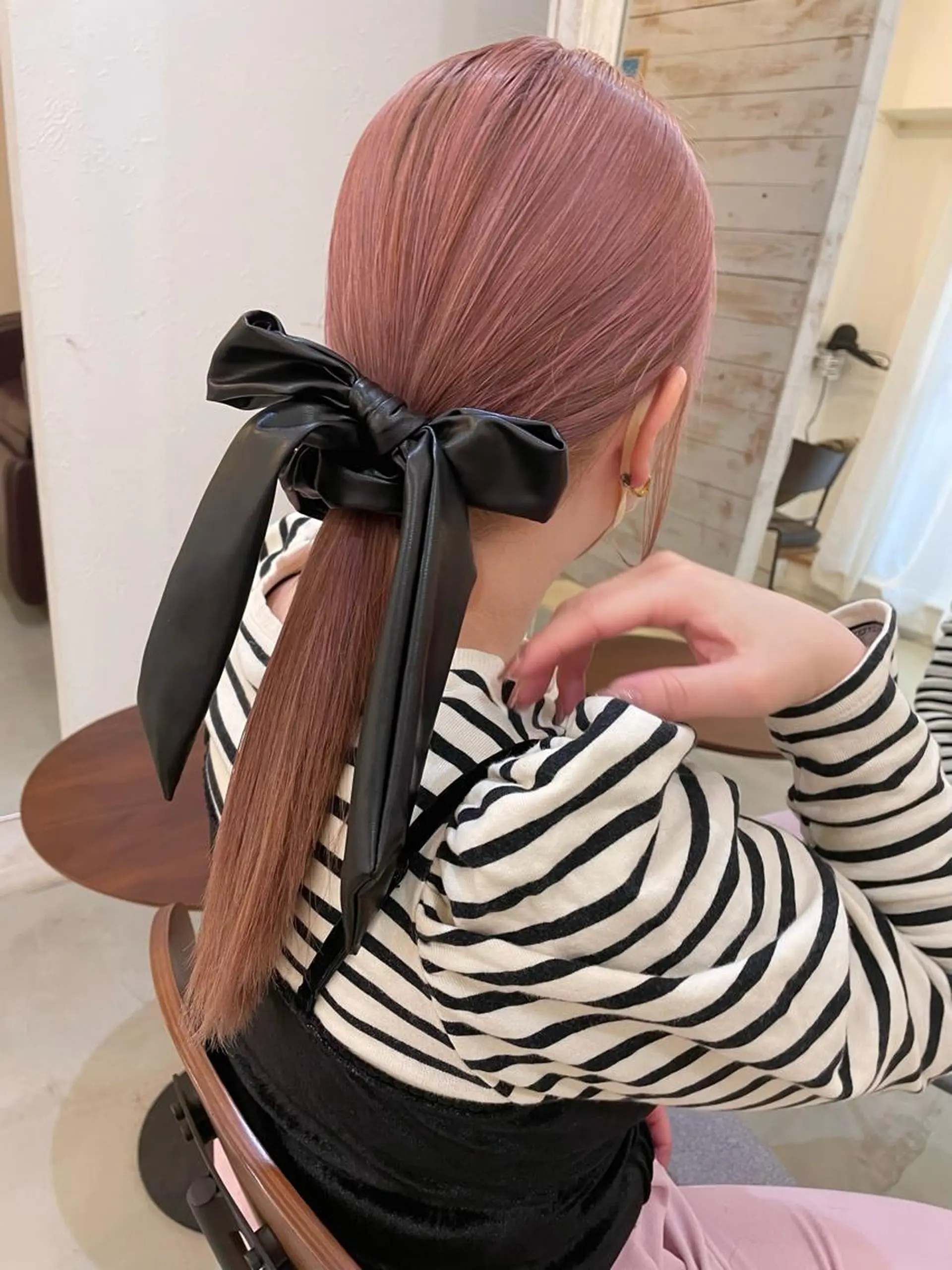ロング カラー ベージュカラー ブリーチ ケアブリーチ ピンクカラー ピンクベージュ ブリーチなしカラー レイヤーカットのヘアスタイル