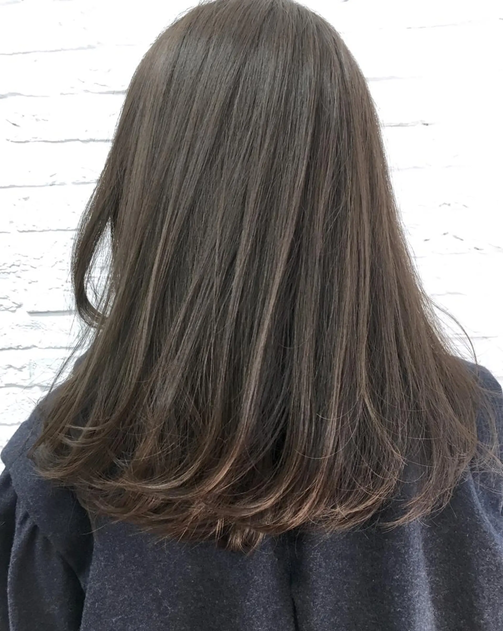 ミディアム セミロング カラー アッシュ ベージュカラー 山口 悟のヘアスタイル