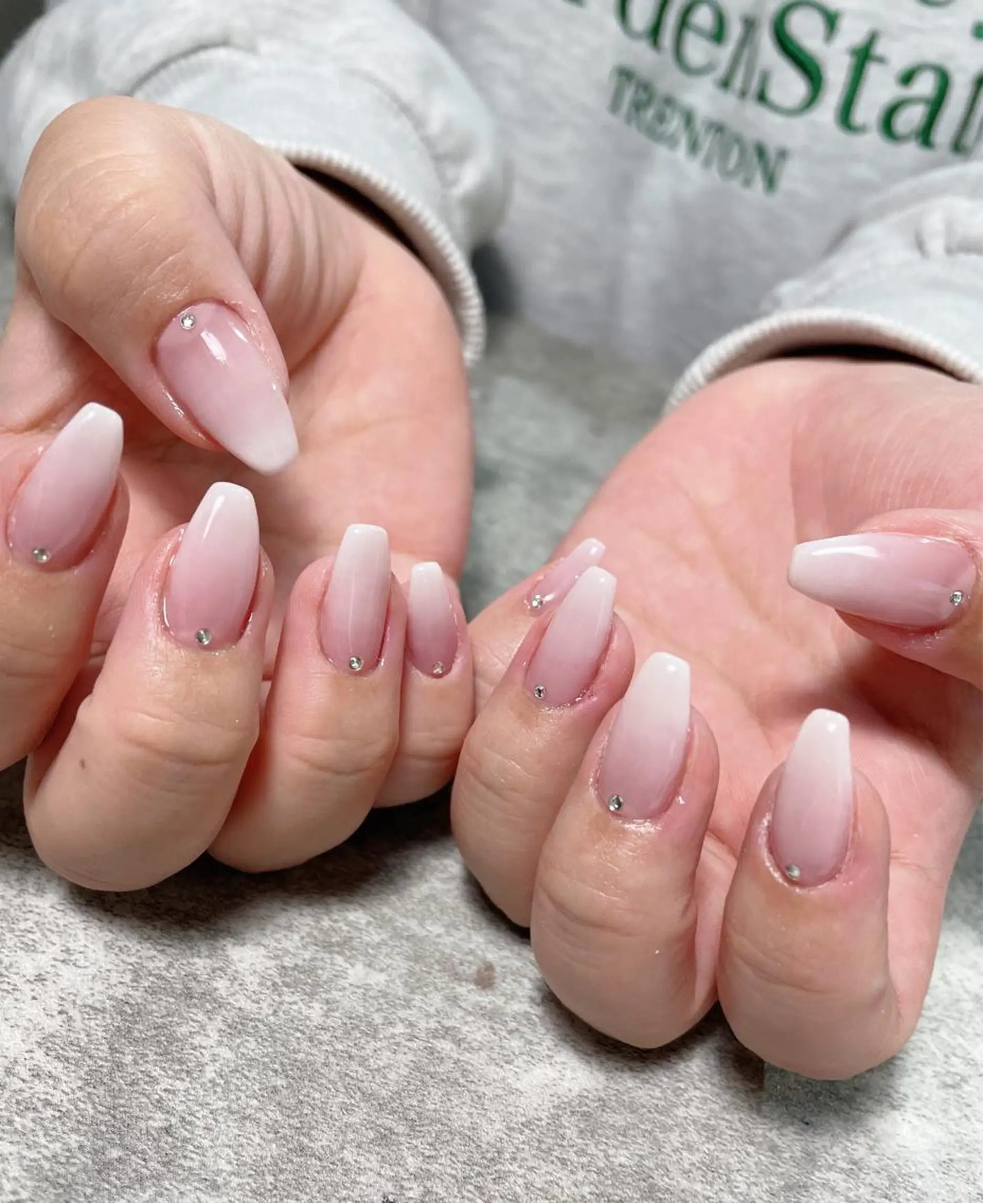 ネイル グラデーション オフィスネイル 春ネイル ホワイト ハンドネイル ma riのネイルデザイン