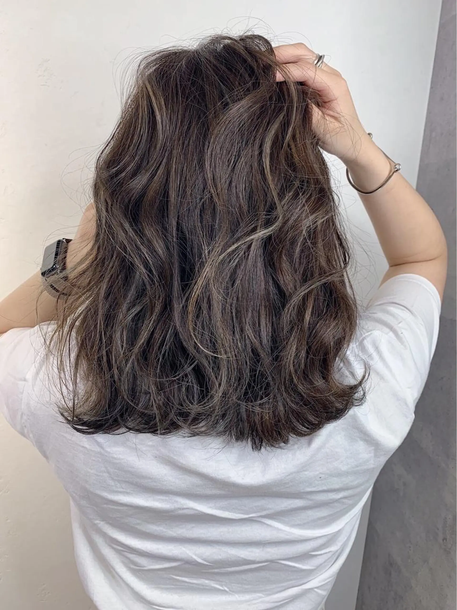 セミロング カラー グレージュ ハイライトカラー イルミナカラー ハイライト _WHITE 難波本店のヘアスタイル