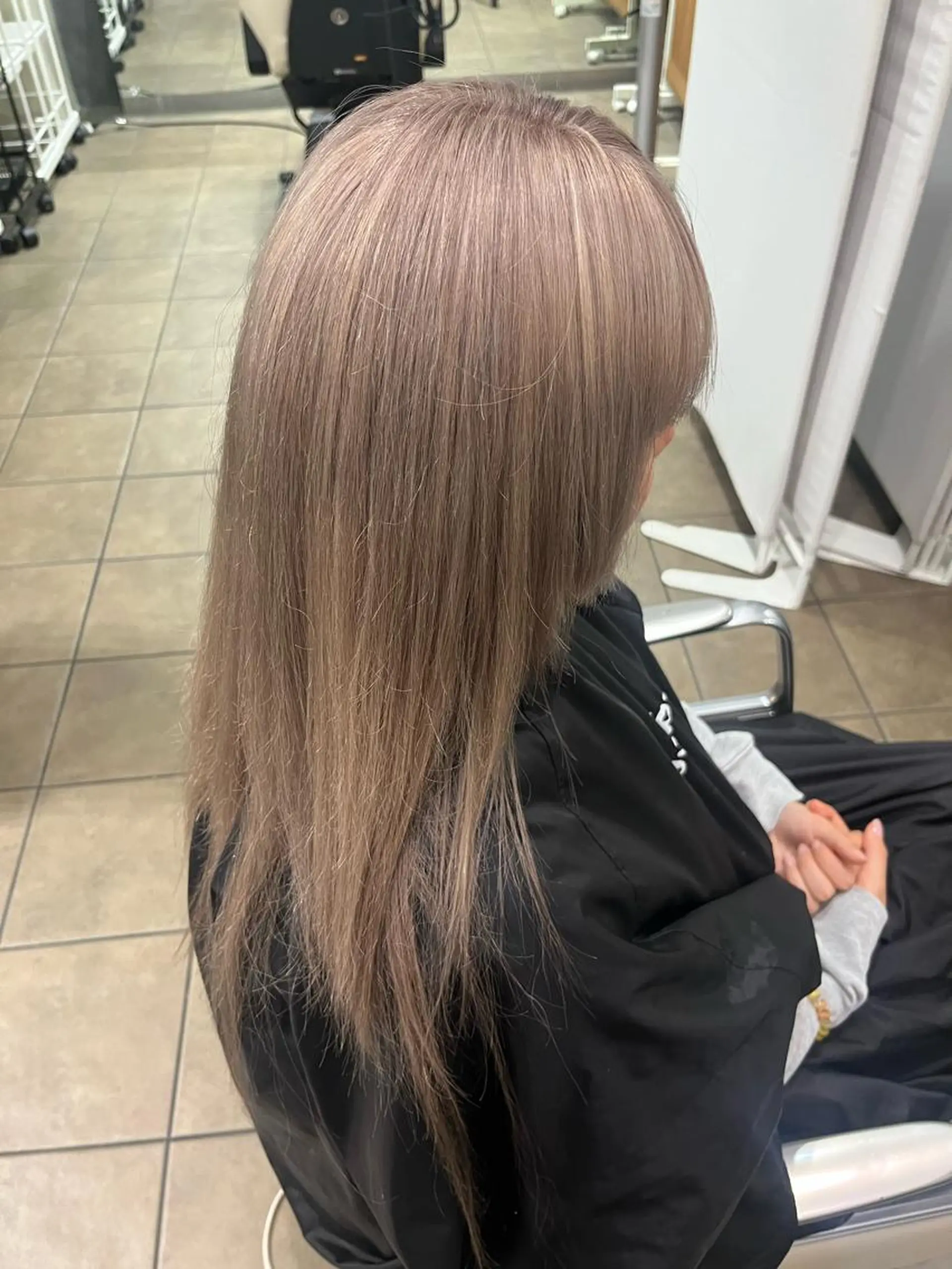 ロング 耳つぼS認定講師 ×ハイトーンカラーのヘアスタイル