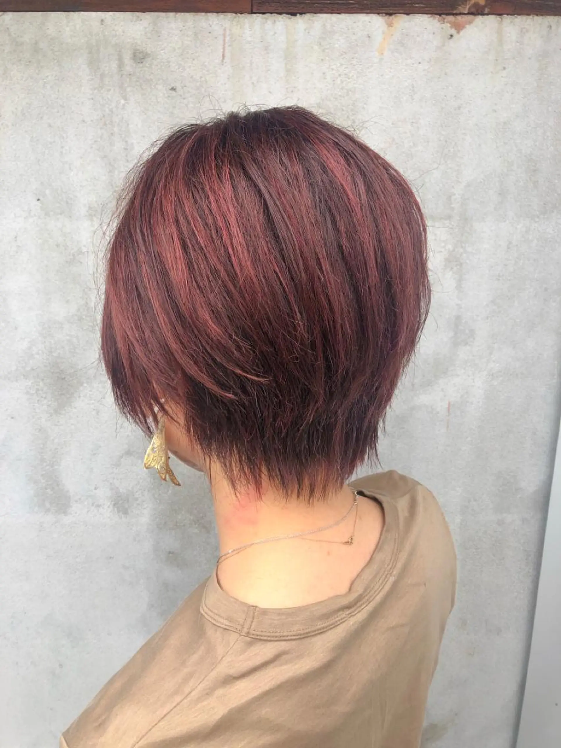 ショート カラー ブラウンカラー ハイライトカラー ピンクカラー ピンクブラウン ハイライト カット ヘアカラー NAGON STYLE  MICI所属・佐藤 美聡のヘアスタイル