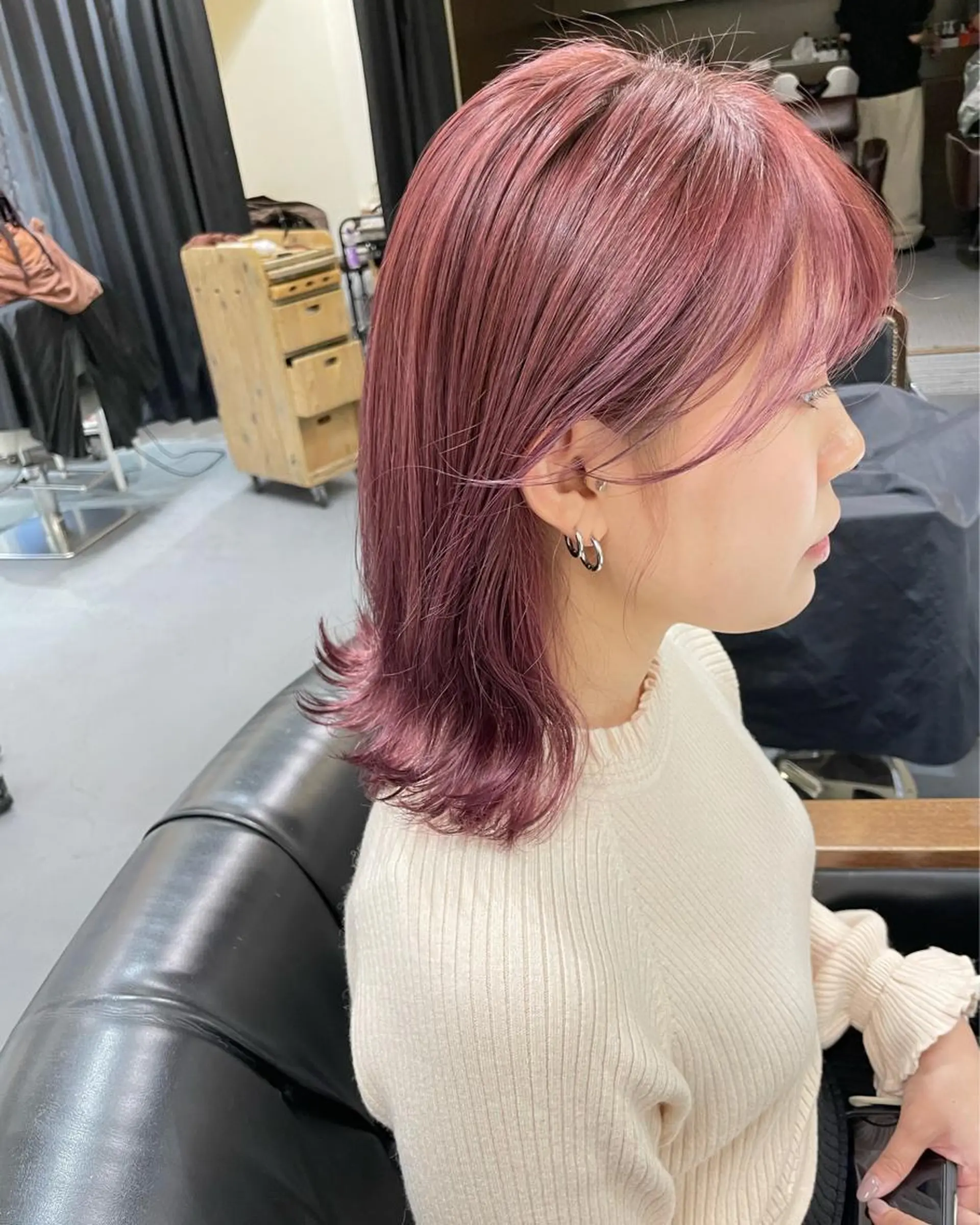 ミディアム カラー ブリーチ ピンクカラー ヘアカラー ぱつっとボブ 古家 佑真のヘアスタイル