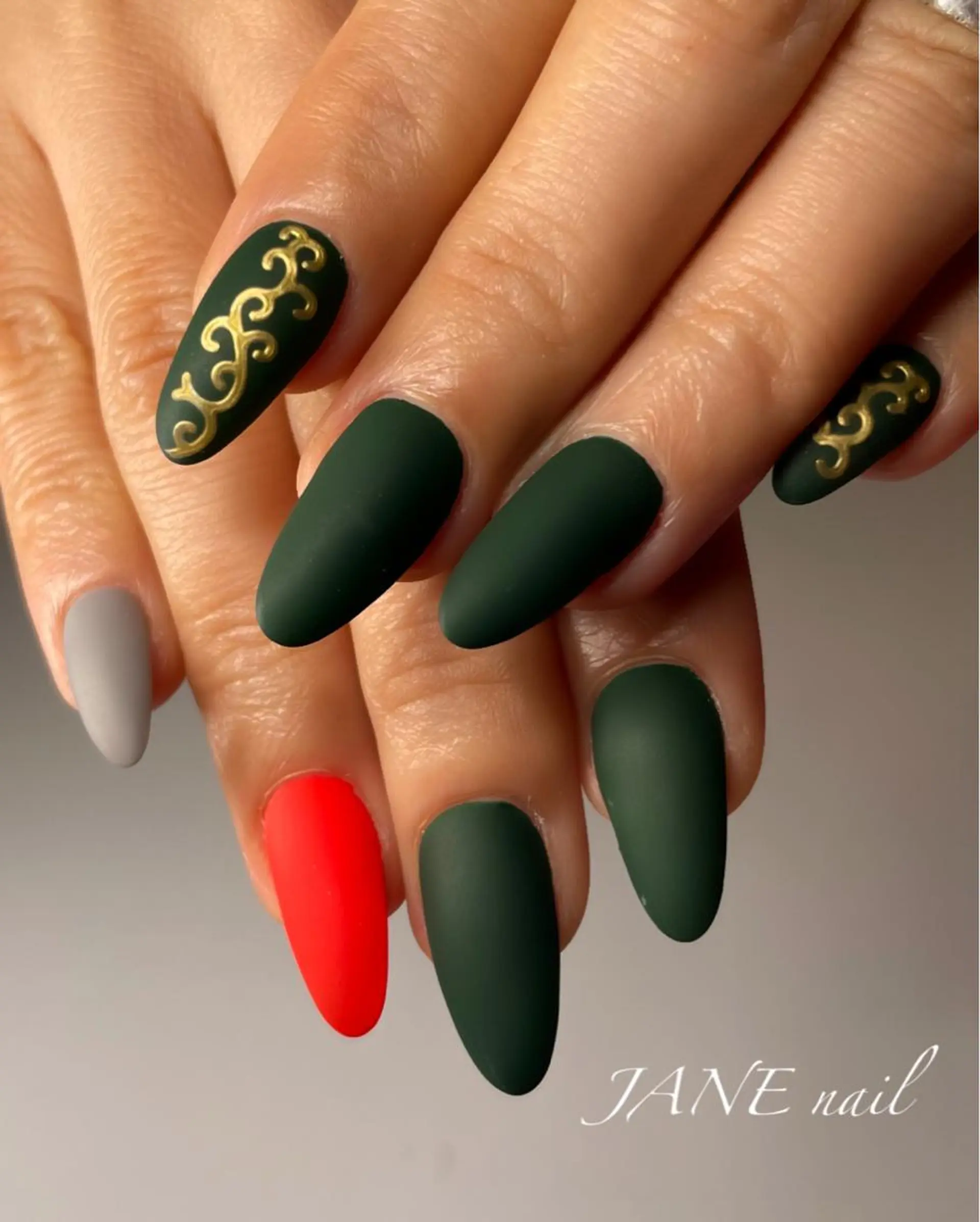 ネイル オーロラネイル フットネイル グリーン マットネイル 赤色 Nail Salon JANEのネイルデザイン