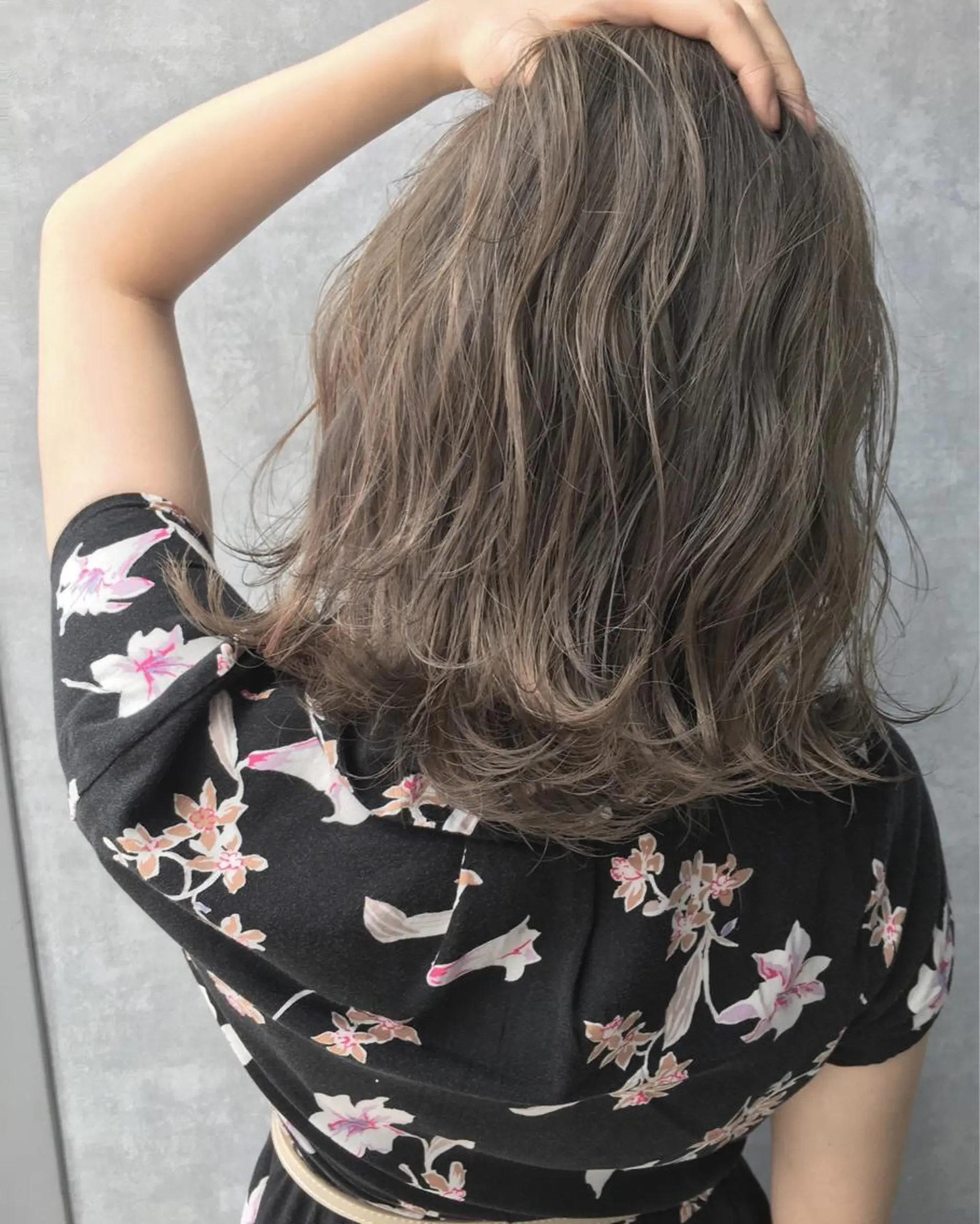 ミディアム カラー ダブルカラー グレージュ レイヤーカット BLend 渋谷のヘアスタイル