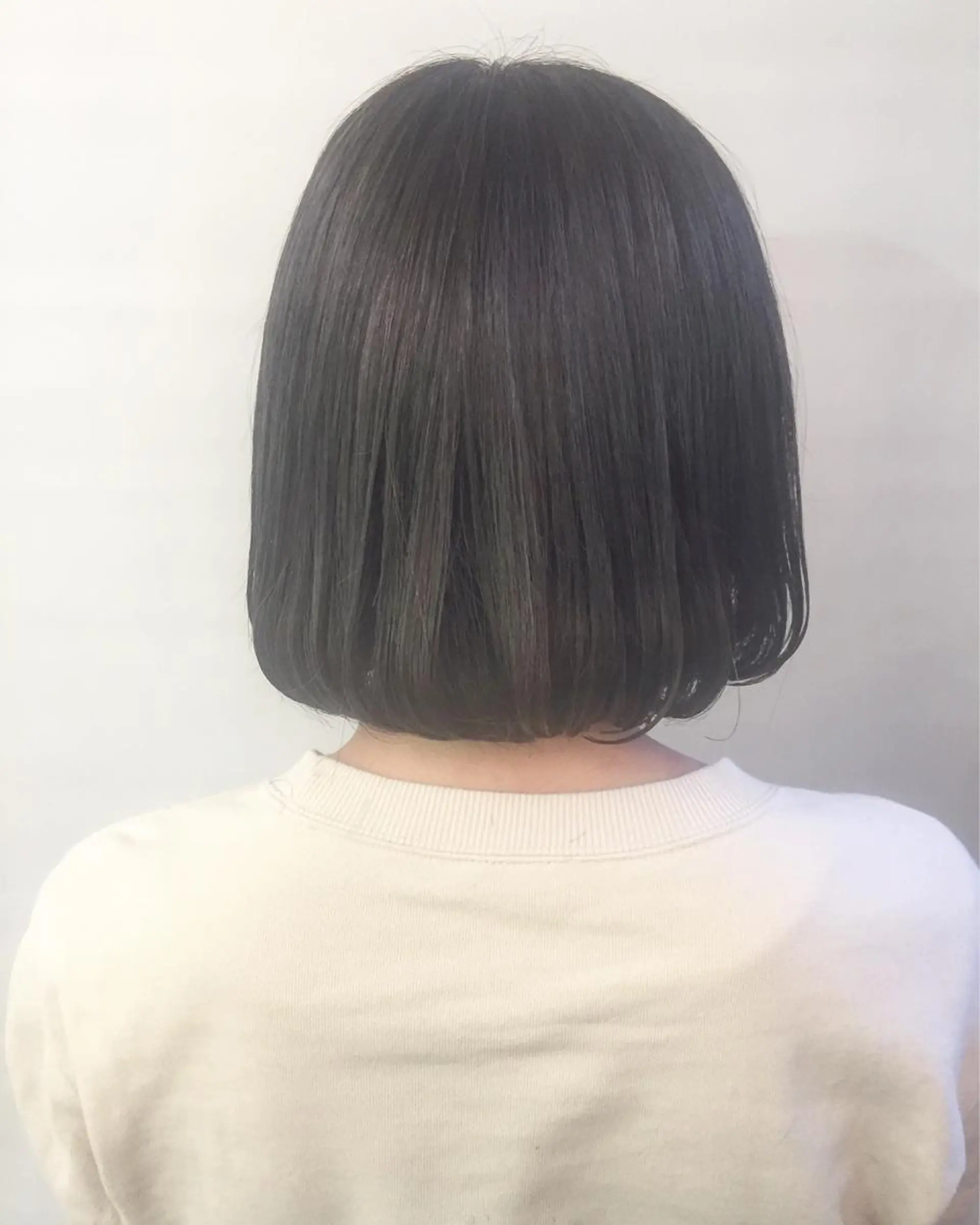 ショート カラー ブリーチ 透明感カラー ダークグレー ダークグレージュ グレージュ カット ヘアカラー 齋藤 咲のヘアスタイル