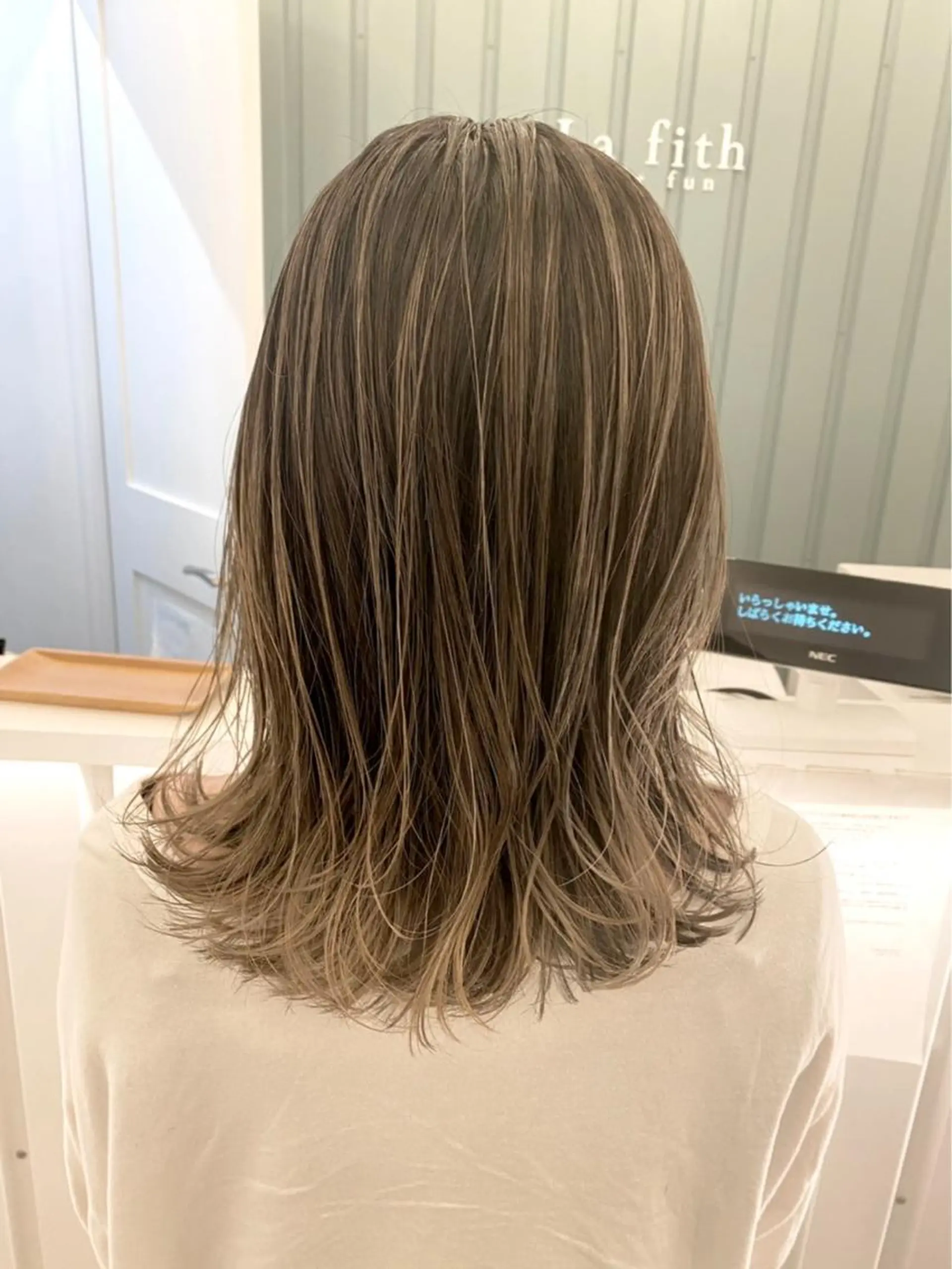 セミロング カラー Emerge 新宿東口店所属・堀山 佳奈のヘアスタイル