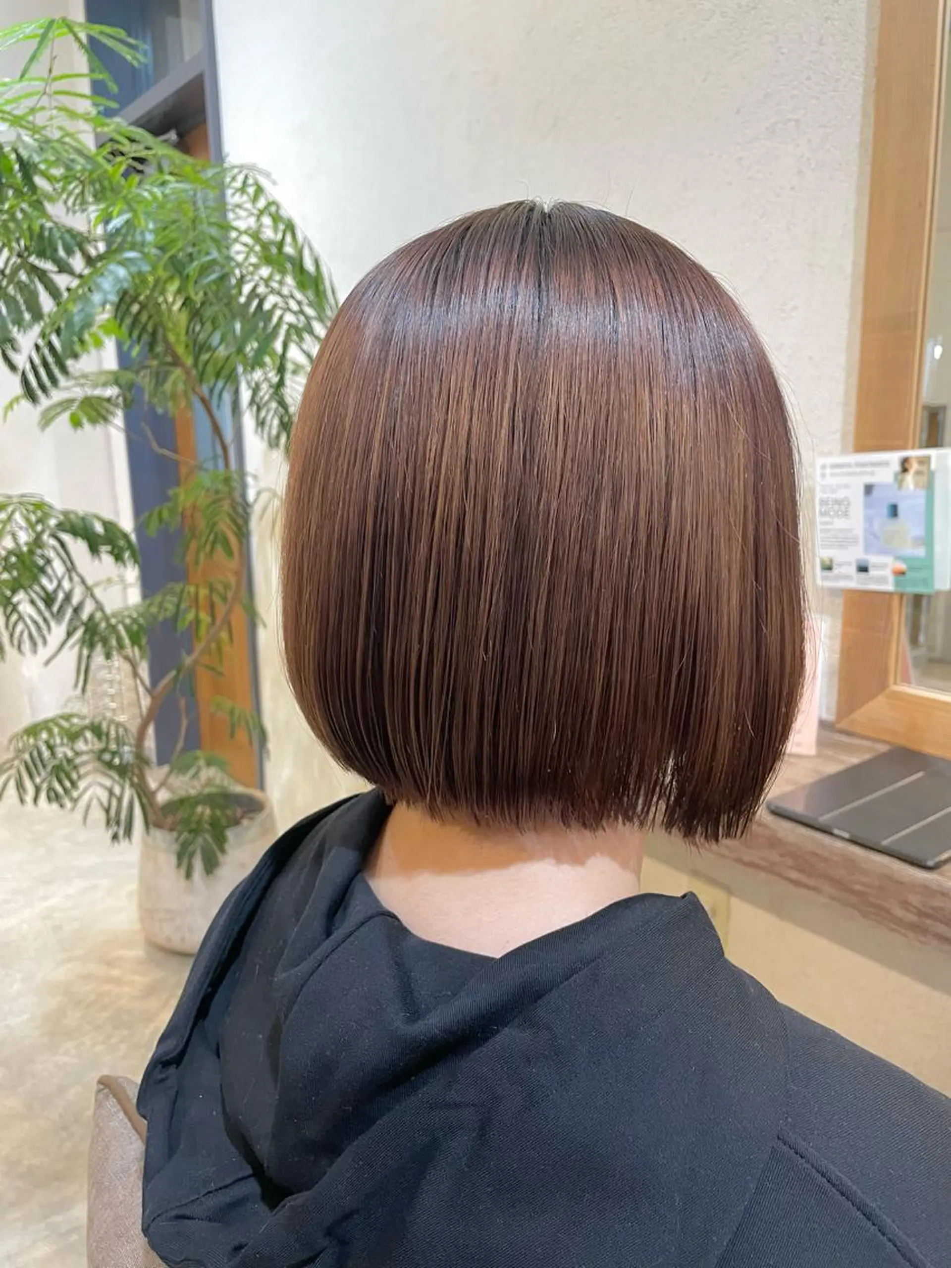 ショート カラー 切りっぱなしボブ 前下がりボブ ボブ カット Rin:nel hair所属・Takanishi くすみベージュカラーのヘアスタイル