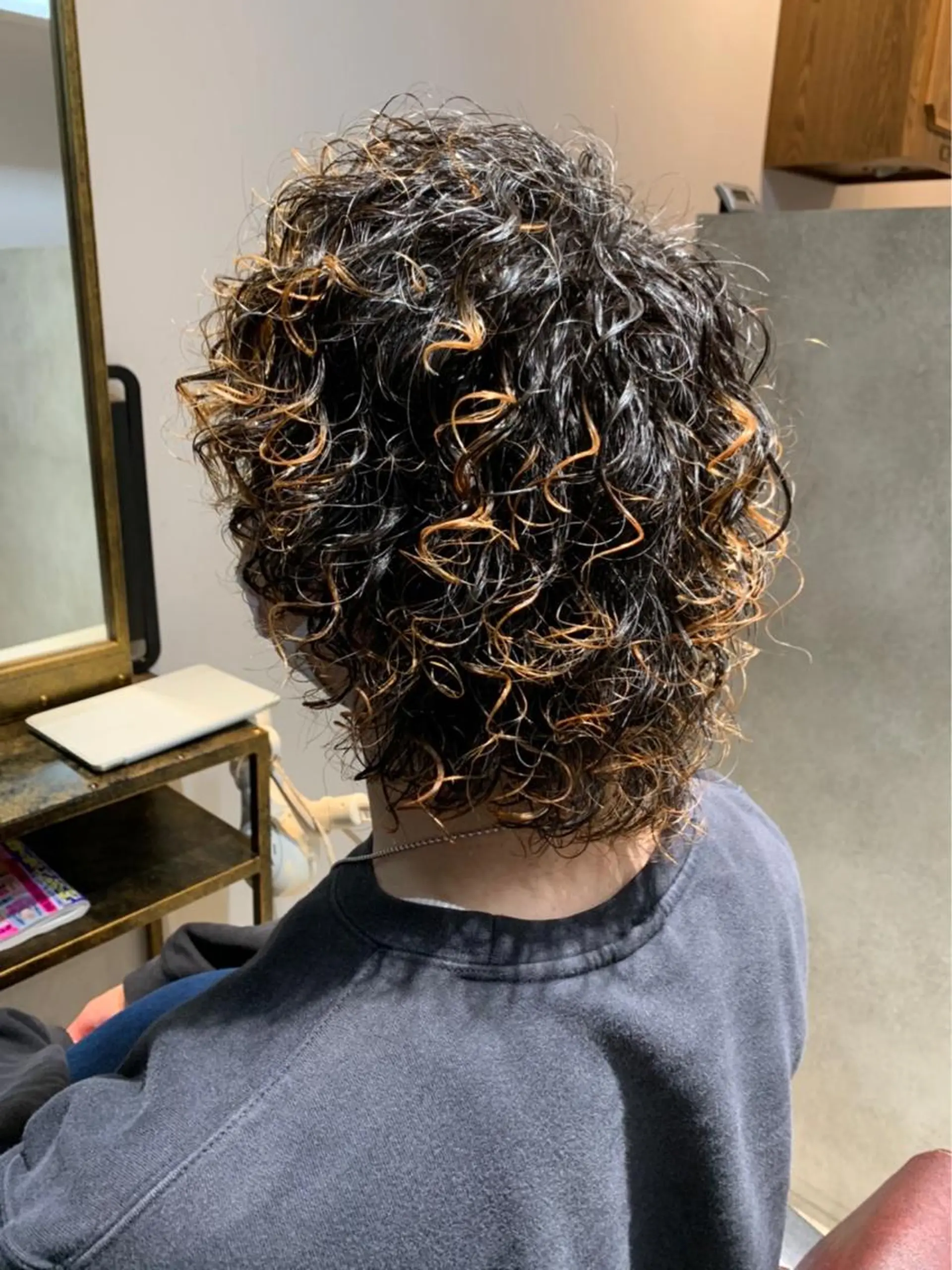 メンズ カット パーマ ヘッドスパ 髪質改善✨透明感カラ ー🌈シエルブルーのヘアスタイル