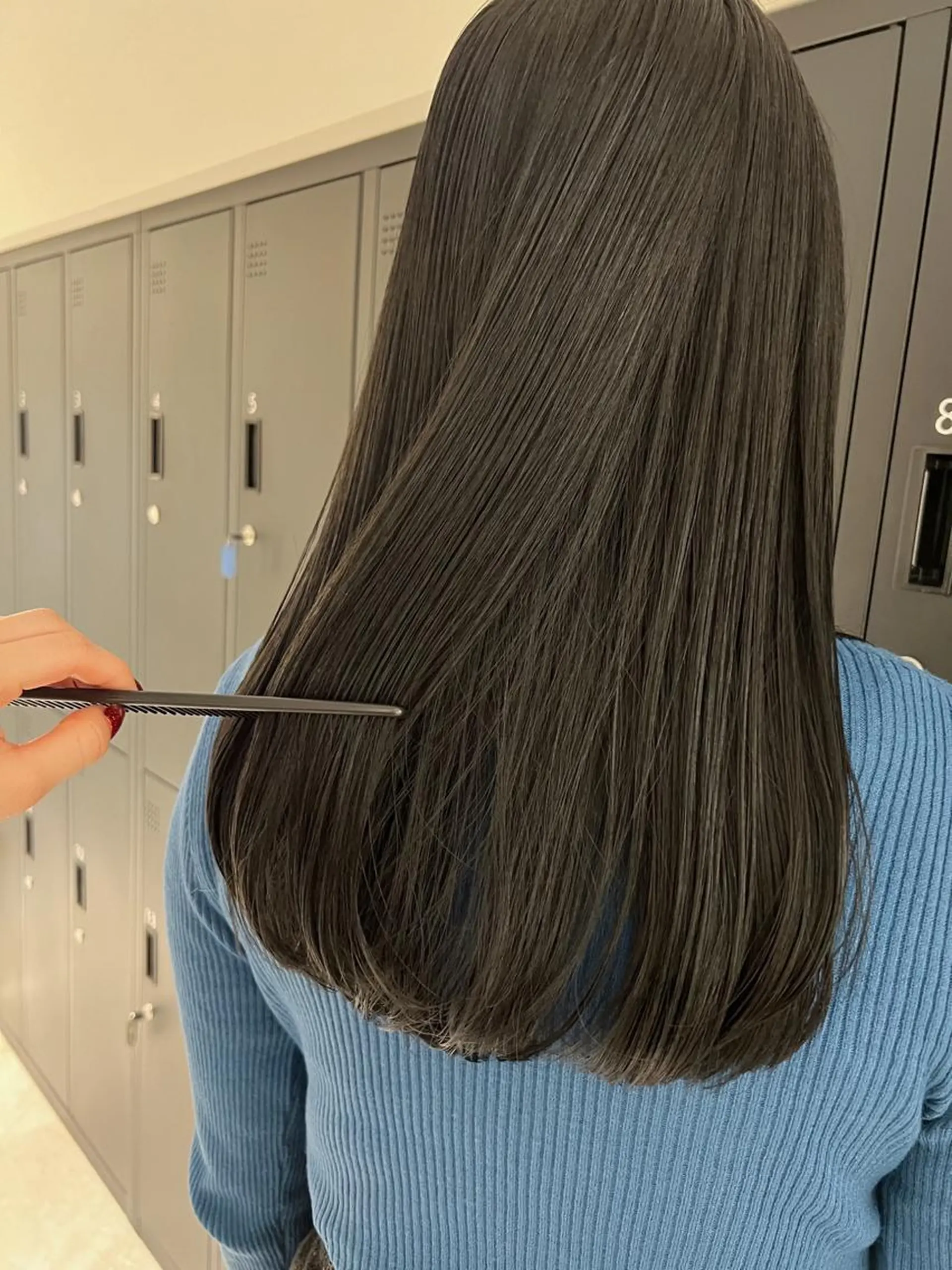 ロング カラー ヘアアレンジ ダークグレー カット ヘアカラー トリートメント 暗髪カラー🫐パーマ おくだりんかのヘアスタイル