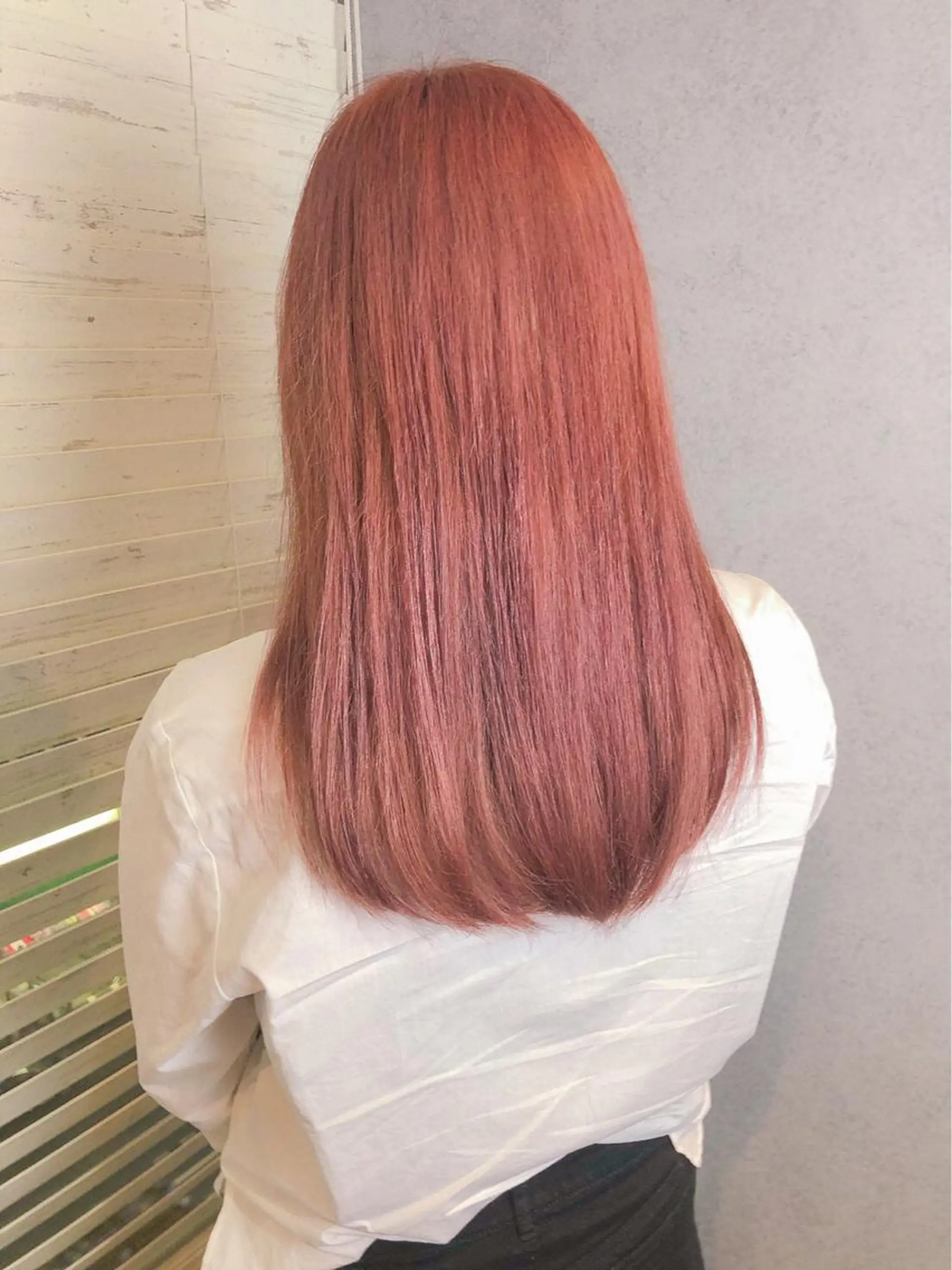 セミロング カラー 🌈インナーカラー 手塚直生のヘアスタイル