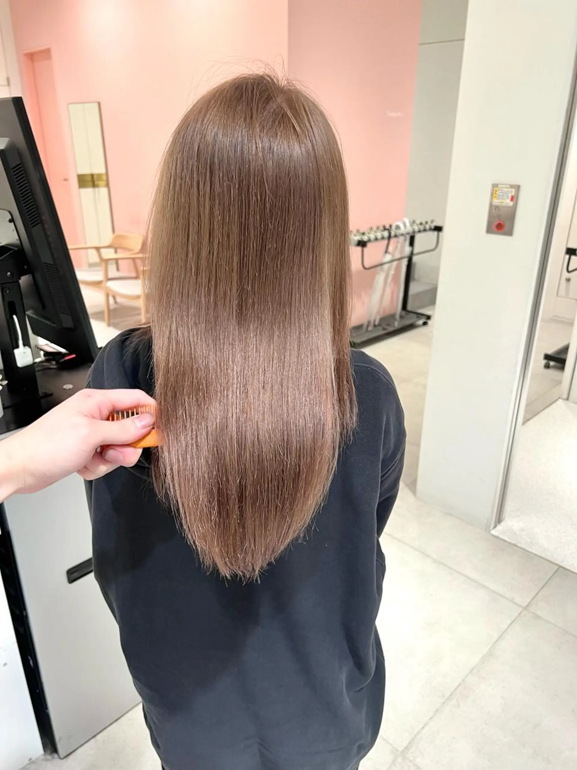 ロング カラー 切りっぱなしボブ ブリーチ グレージュ イルミナカラー インナーカラー ヘアカラー トリートメント ヘアセット ニュアンスレイヤー ハイトーンカラーのヘアスタイル