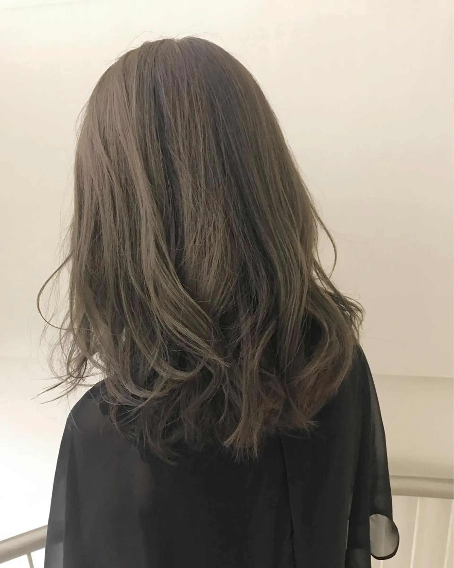 セミロング カラー ベージュカラー オリーブベージュ ヘアカラー トリートメント AILEE所属・ウルフカット レイヤーカット上柿のヘアスタイル
